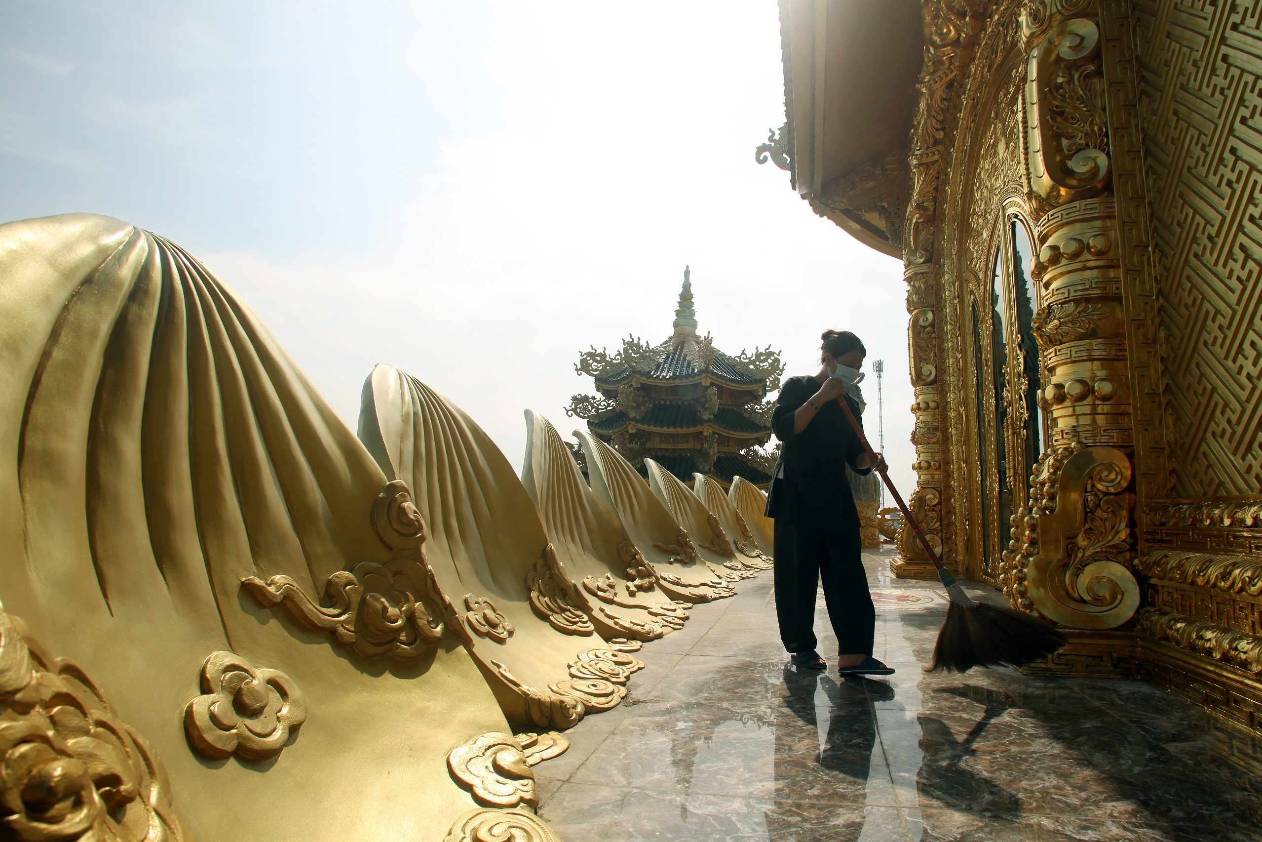 Ngôi chùa dát đầy vàng là vàng ngay gần Thủ đô Hà Nội không phải ai cũng biết - Ảnh 10.