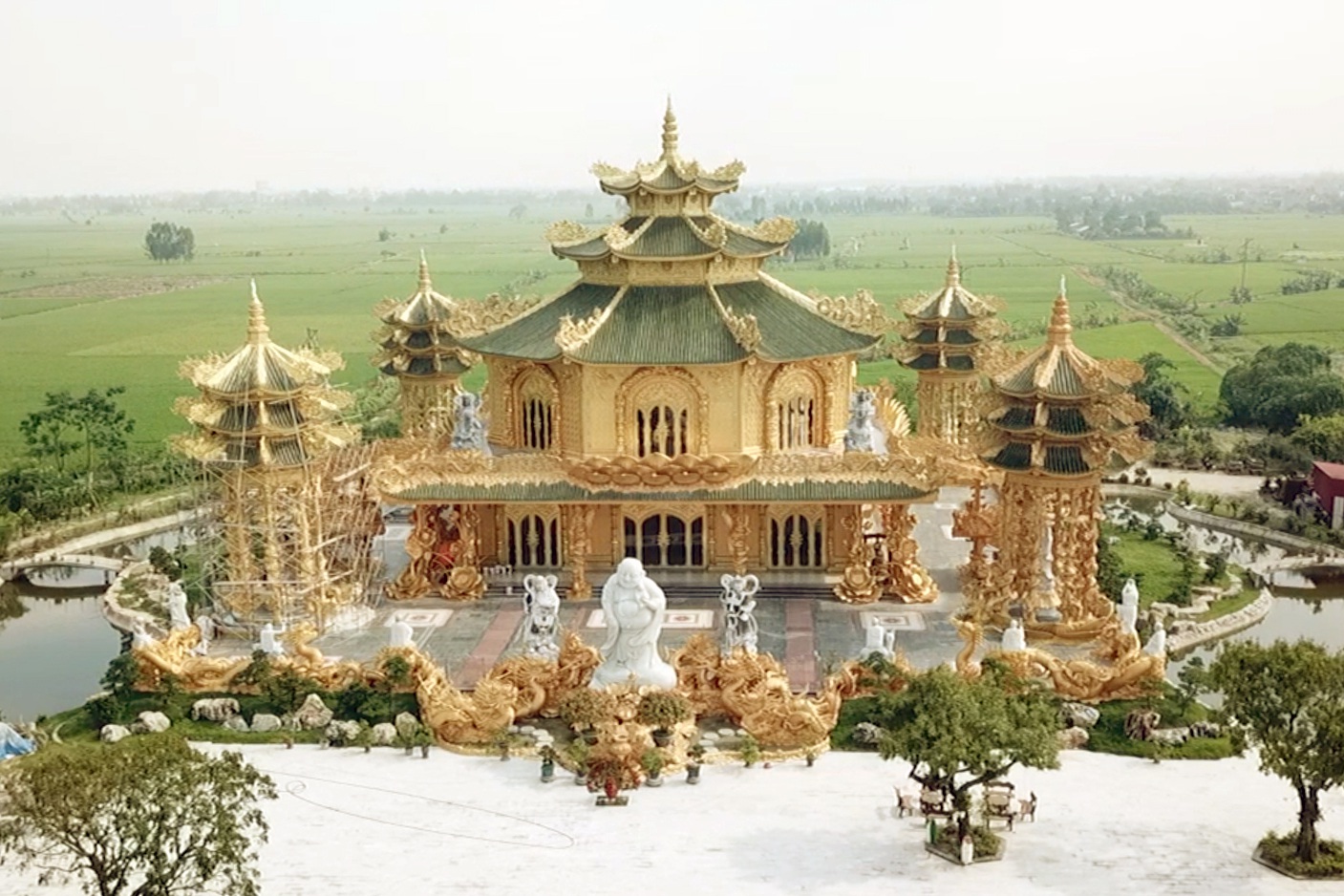 Ngôi chùa dát đầy vàng là vàng ngay gần Thủ đô Hà Nội không phải ai cũng biết - Ảnh 2.