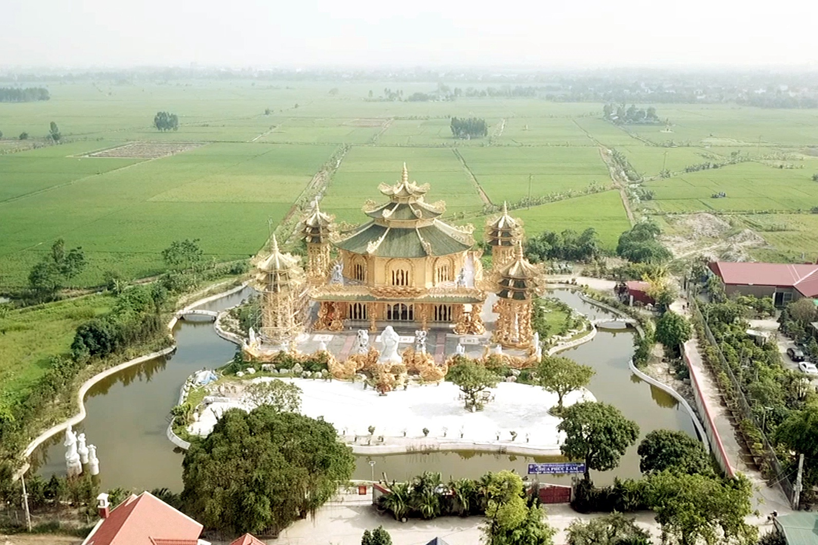 Ngôi chùa dát đầy vàng là vàng ngay gần Thủ đô Hà Nội không phải ai cũng biết - Ảnh 1.