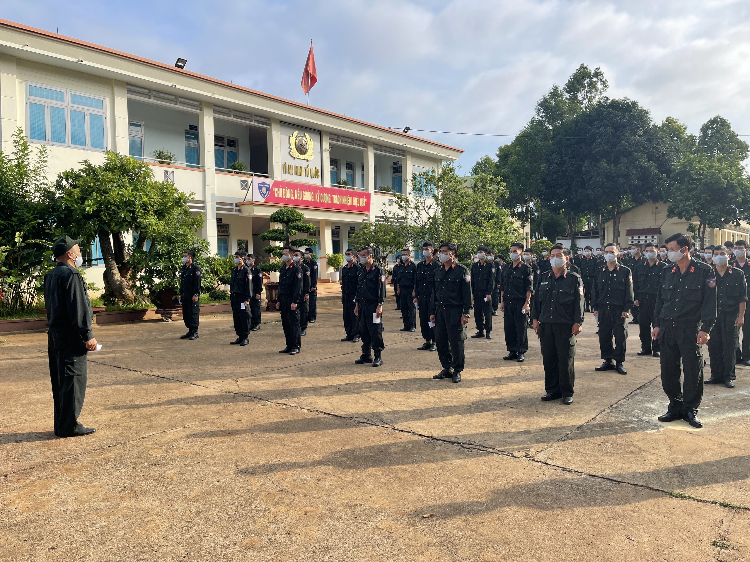 Đắk Lắk: Cán bộ, chiến sĩ công an tỉnh bầu cử sớm, nghiêm ngặt công tác phòng dịch - Ảnh 3.