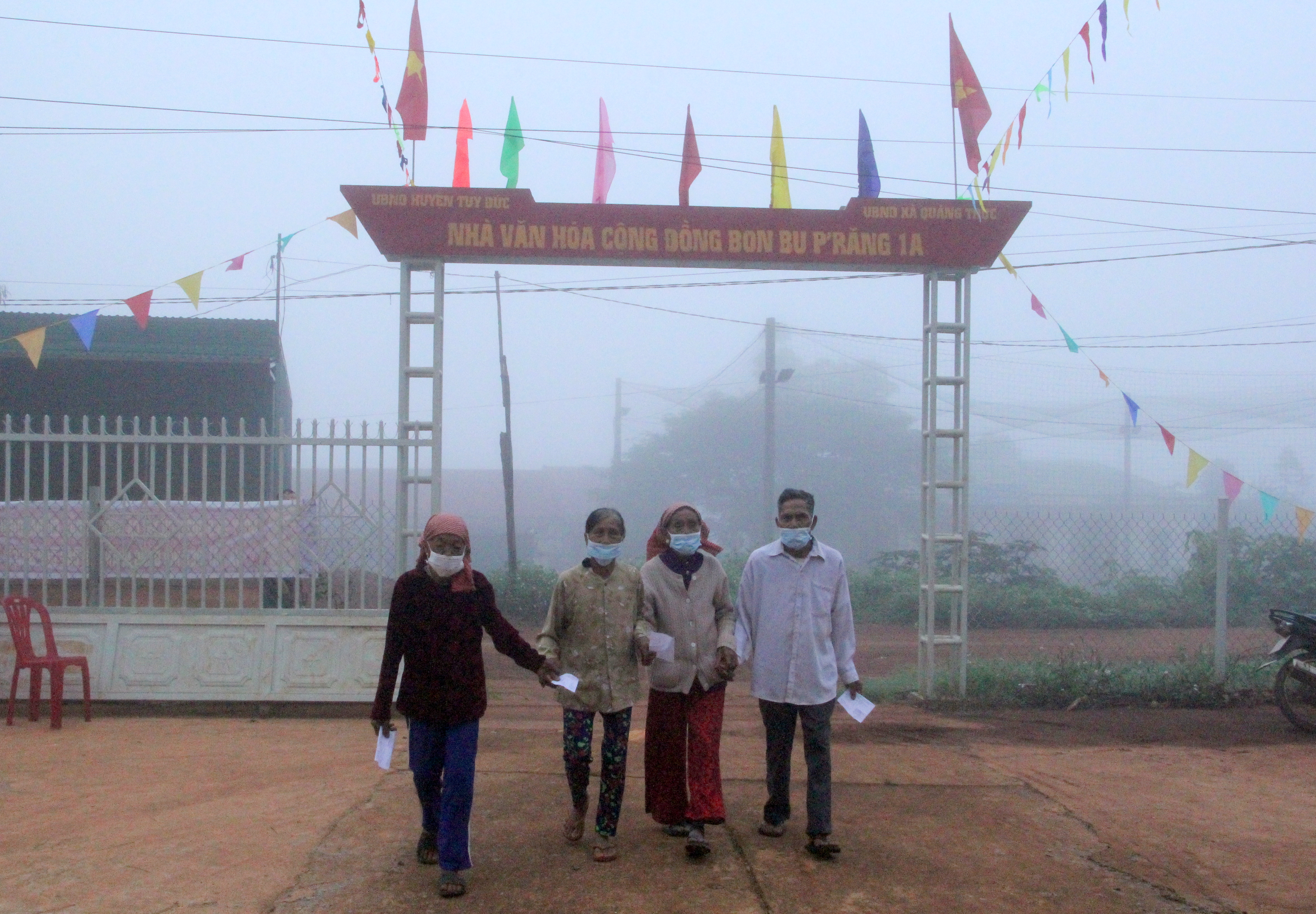 Đắk Nông: Cử tri vùng biên giới náo nức đi bầu cử trong sương sớm - Ảnh 1.
