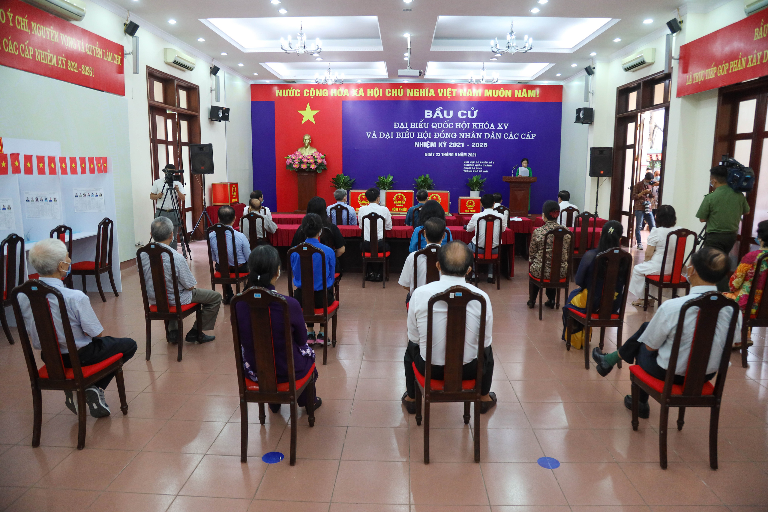Hình ảnh Đại tướng Tô Lâm bỏ phiếu bầu cử tại quận Ba Đình, Hà Nội - Ảnh 1.