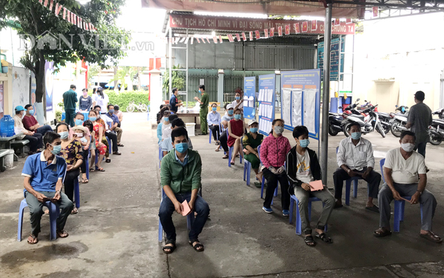 Cử tri đi bỏ phiếu tại các địa điểm bầu cử khác ở Khu phố 5, phường Bình Chiểu