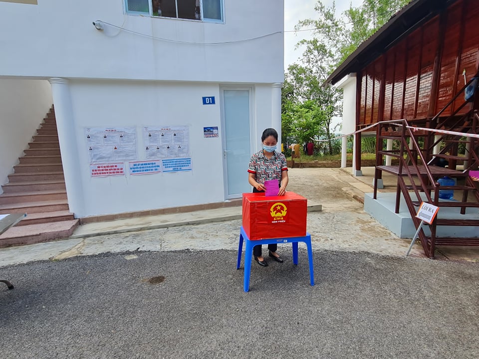 Bầu cử ở “tâm dịch” Si Pa Phìn: “Chúng tôi mong muốn đời sống nhà giáo sẽ được quan tâm” - Ảnh 4.