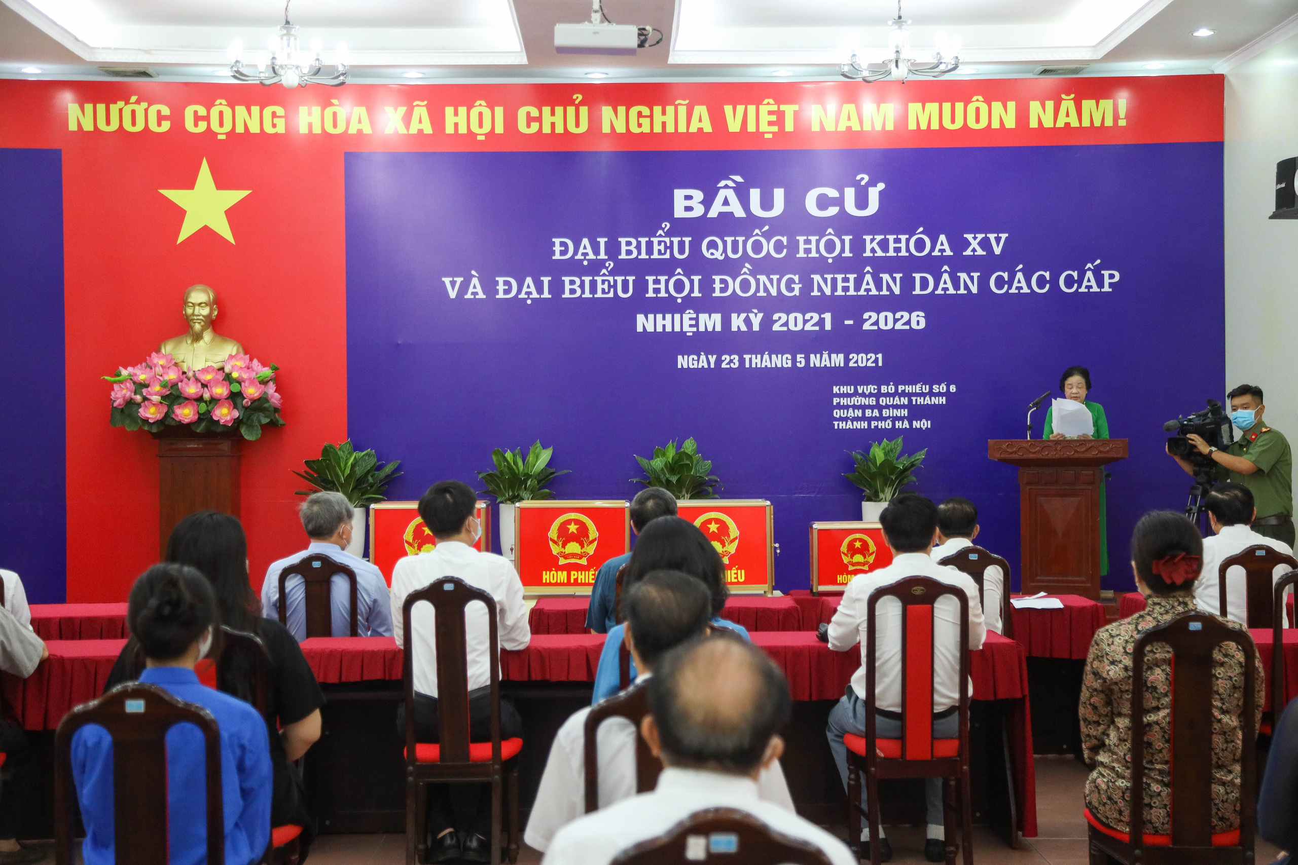 Hình ảnh Đại tướng Tô Lâm bỏ phiếu bầu cử tại quận Ba Đình, Hà Nội - Ảnh 2.