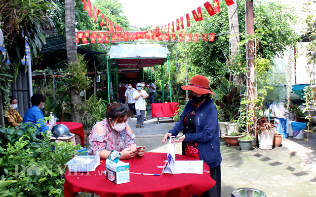 Sân vườn nhà bà Trần Thị Kiều Thơ được mượn để tổ chức địa điểm bầu cử ở Khu phố 2, phường Bình Chiểu