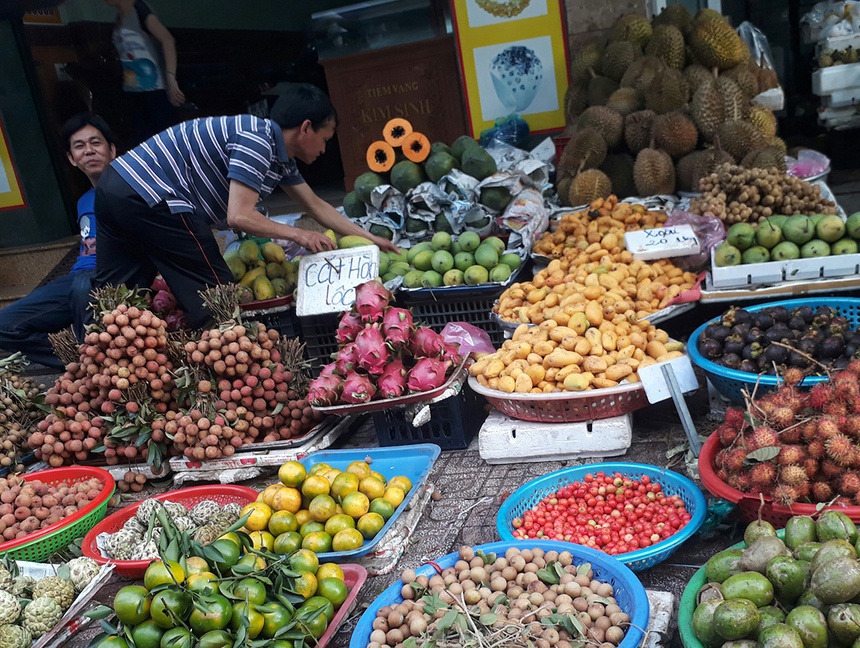 Hàng loạt trái cây &quot;rủ nhau&quot; rớt giá, có loại giảm sốc tới 60% - Ảnh 1.