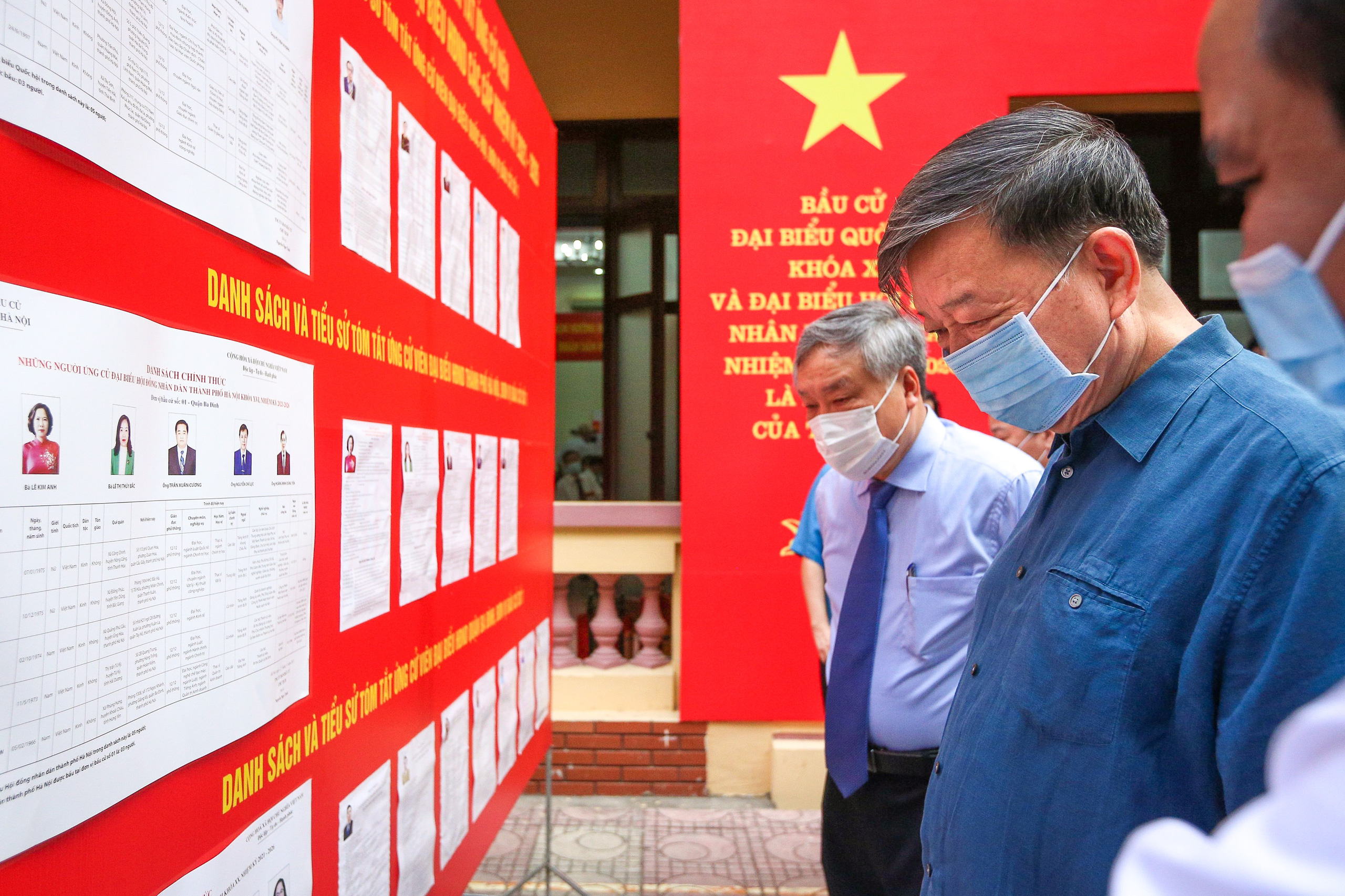 Hình ảnh Đại tướng Tô Lâm bỏ phiếu bầu cử tại quận Ba Đình, Hà Nội - Ảnh 3.