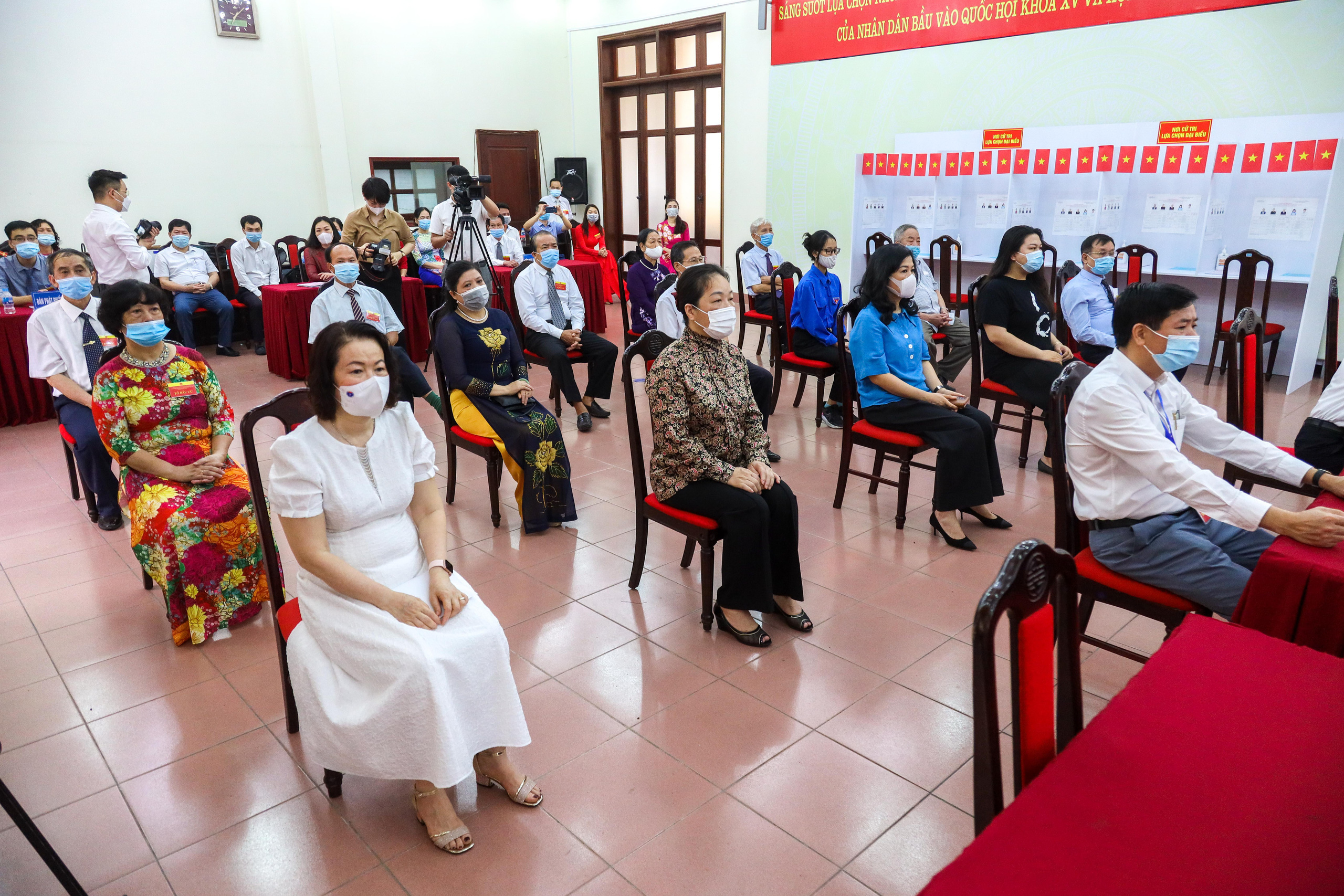 Hình ảnh Đại tướng Tô Lâm bỏ phiếu bầu cử tại quận Ba Đình, Hà Nội - Ảnh 5.