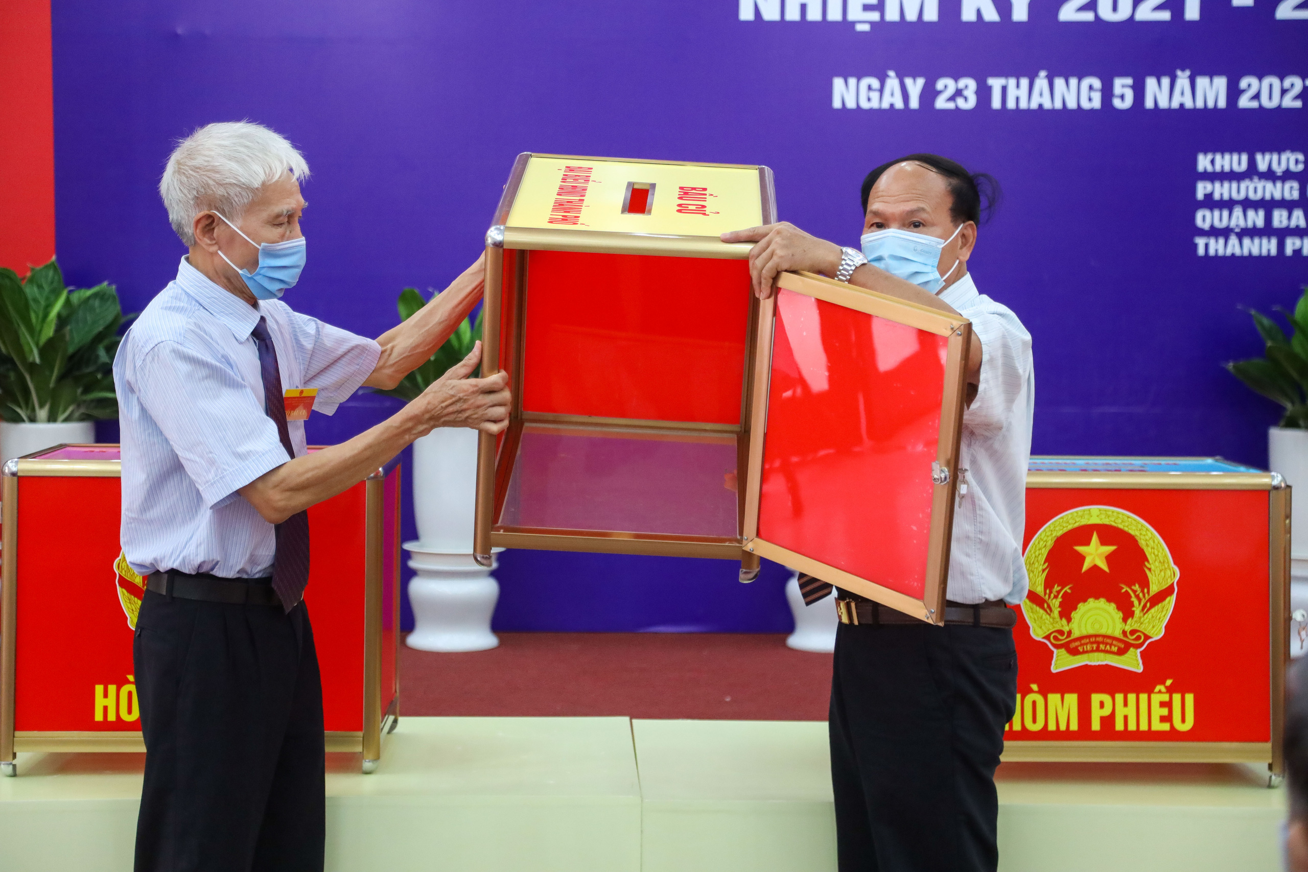 Hình ảnh Đại tướng Tô Lâm bỏ phiếu bầu cử tại quận Ba Đình, Hà Nội - Ảnh 7.
