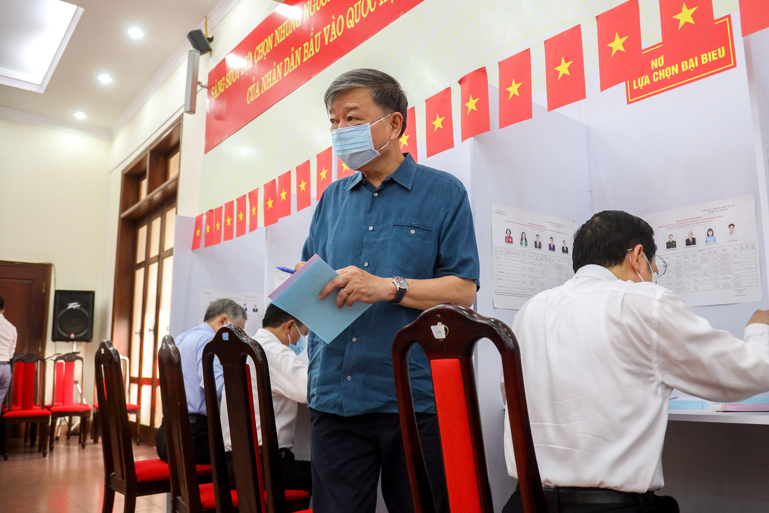 Hình ảnh Đại tướng Tô Lâm bỏ phiếu bầu cử tại quận Ba Đình, Hà Nội - Ảnh 9.