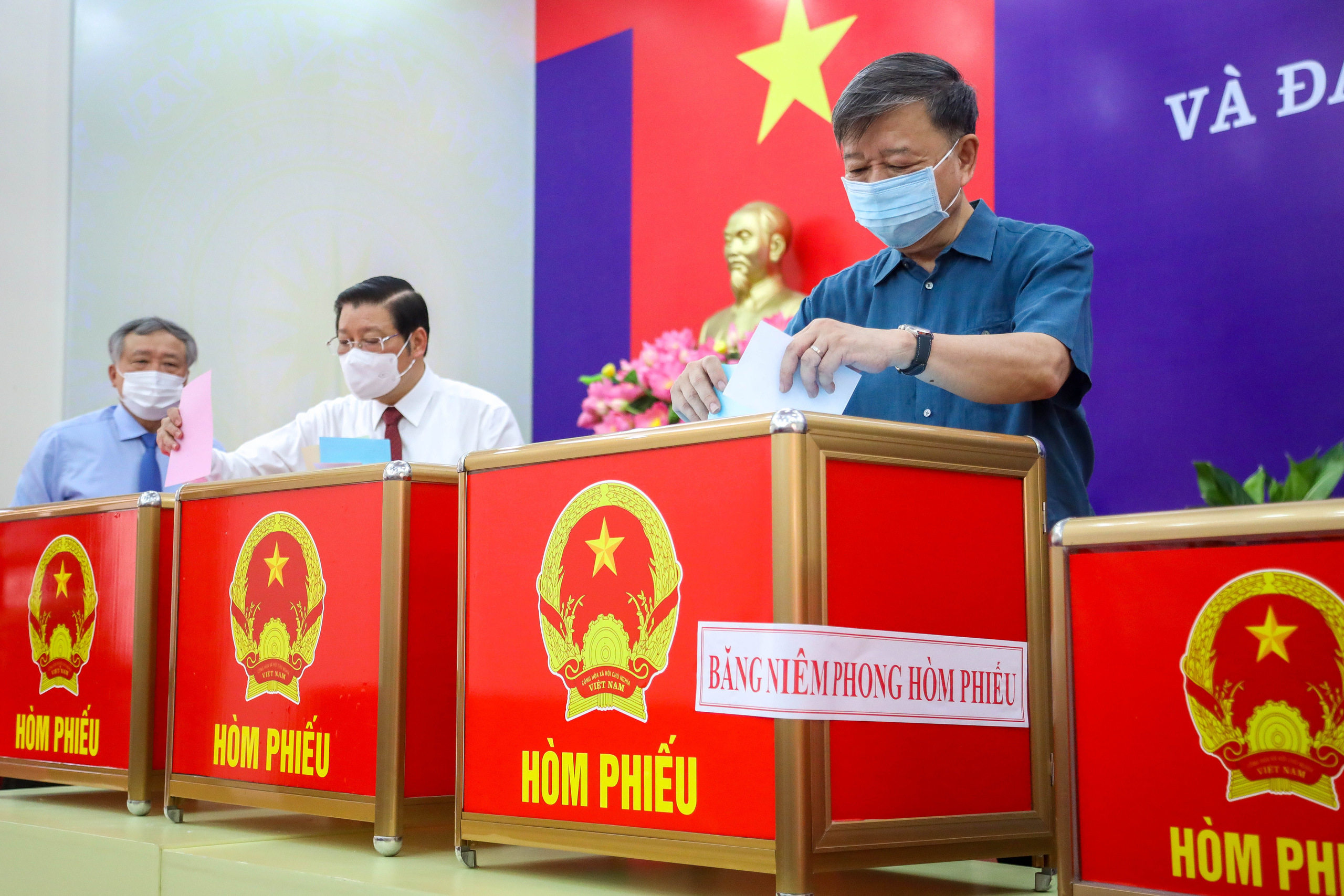 Hình ảnh Đại tướng Tô Lâm bỏ phiếu bầu cử tại quận Ba Đình, Hà Nội - Ảnh 10.