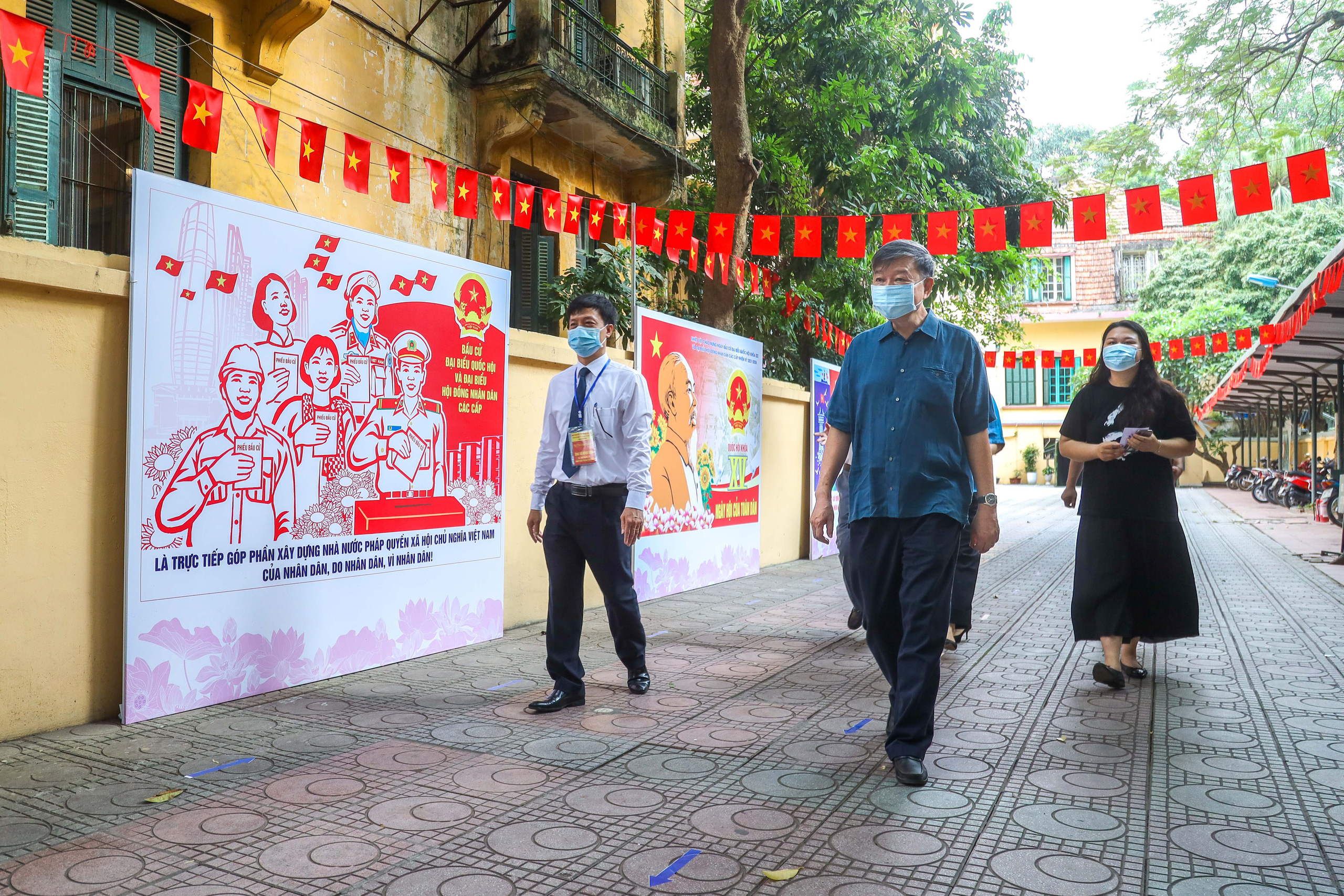 Hình ảnh Đại tướng Tô Lâm bỏ phiếu bầu cử tại quận Ba Đình, Hà Nội - Ảnh 11.