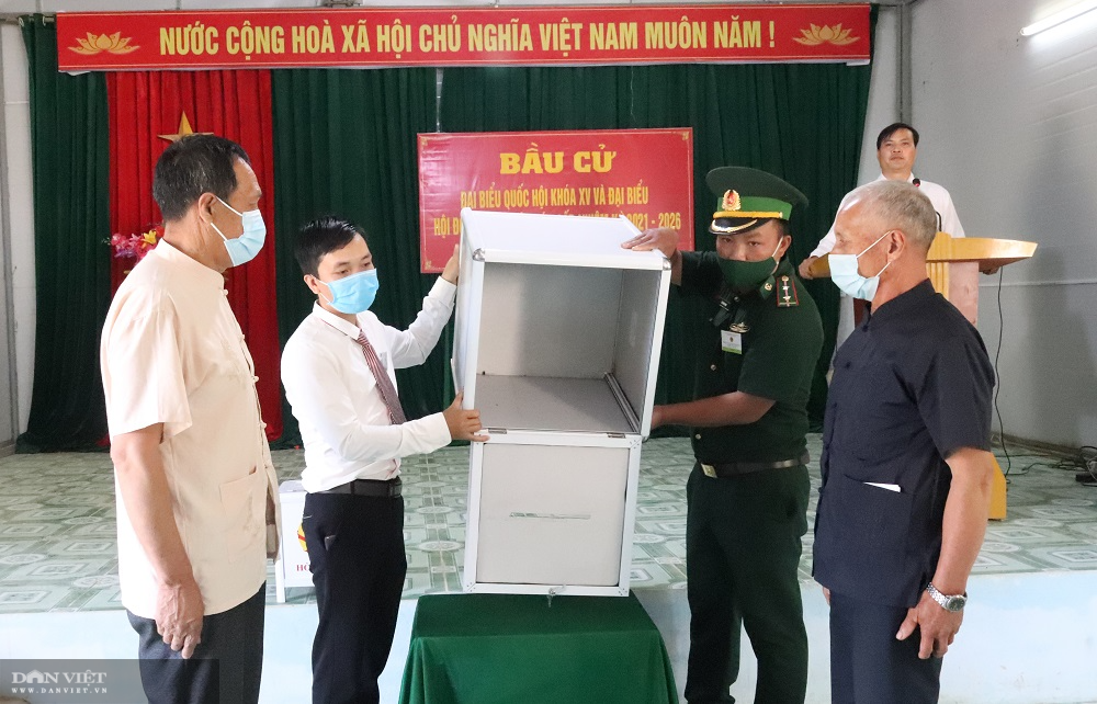 Cụ bà 71 tuổi ở Sơn La được người thân dìu đi bỏ phiếu do vừa mổ ruột thừa - Ảnh 4.