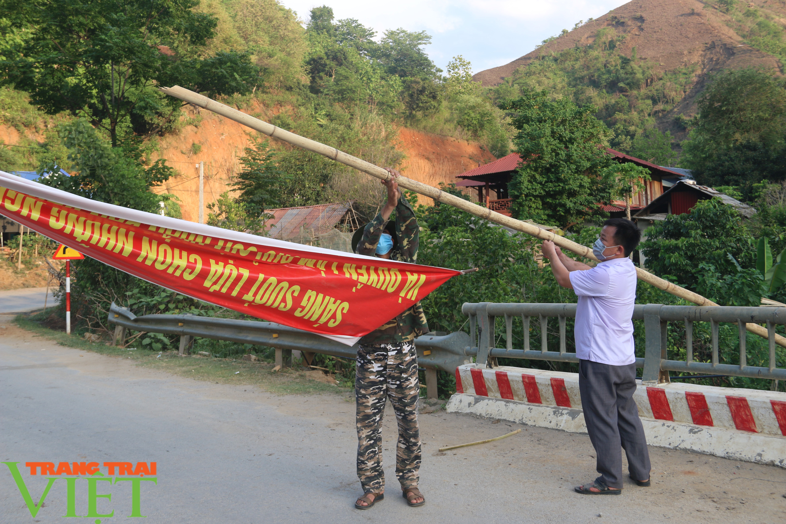 Bà con dân tộc vùng cao nghỉ lên nương rẫy, chăn bò nô nức đi bầu cử - Ảnh 8.