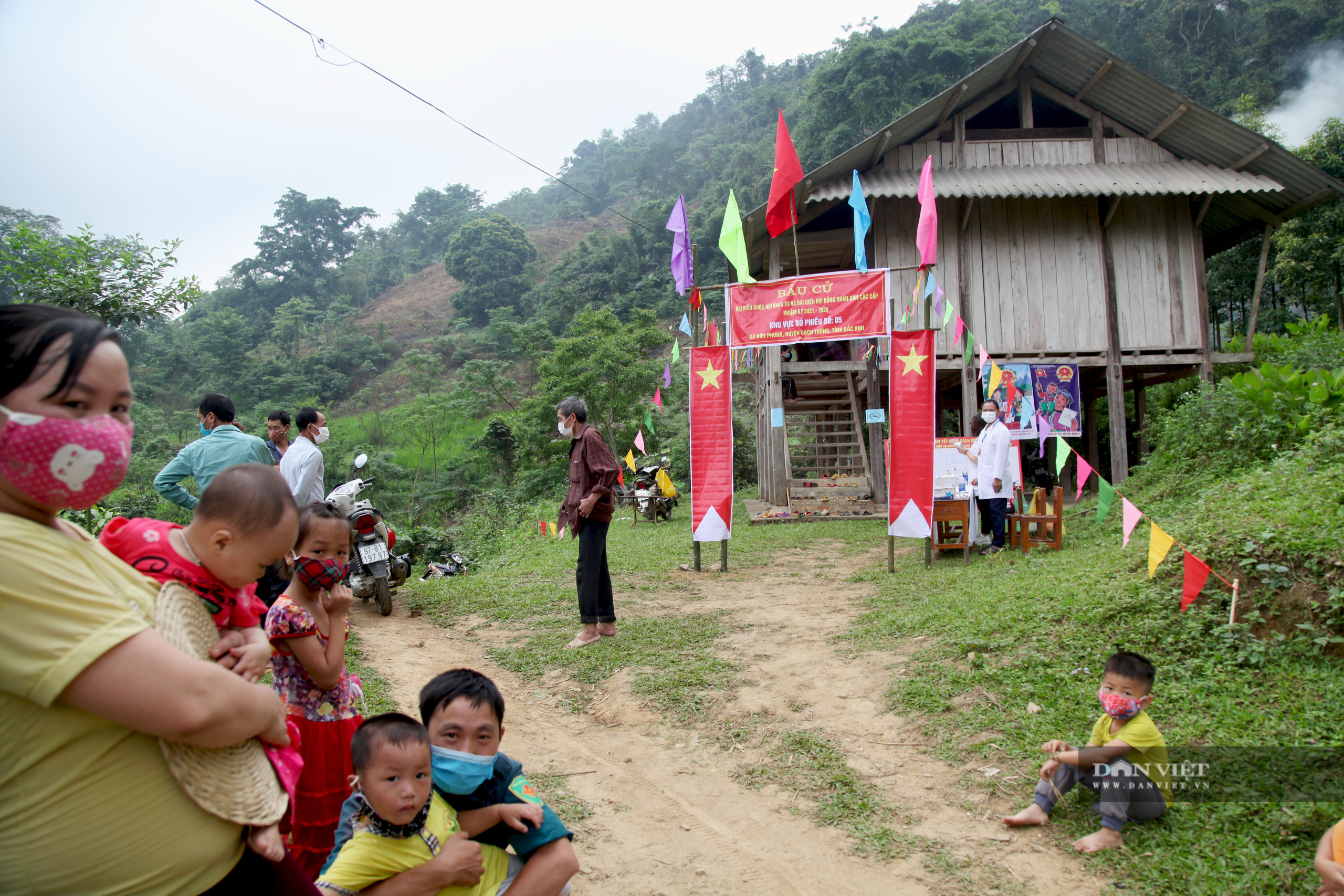 Bắc Kạn: Không điện, không đường bê tông, cử tri bản Dao gửi gắm những gì qua lá phiếu? - Ảnh 1.