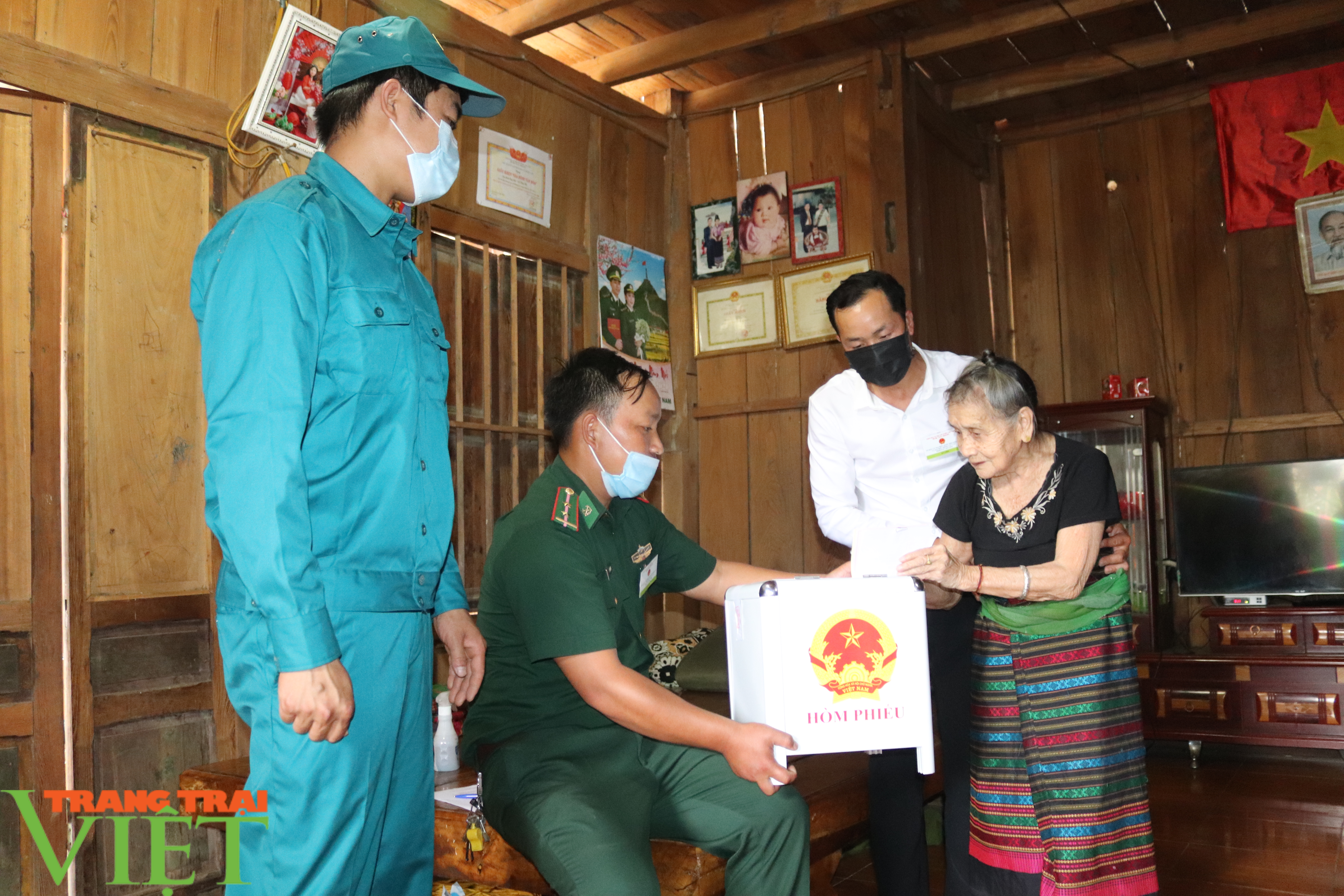 Sơn La: Mang thùng phiếu lưu động đến với những cư tri &quot;đặc biệt&quot; ở biên giới - Ảnh 4.