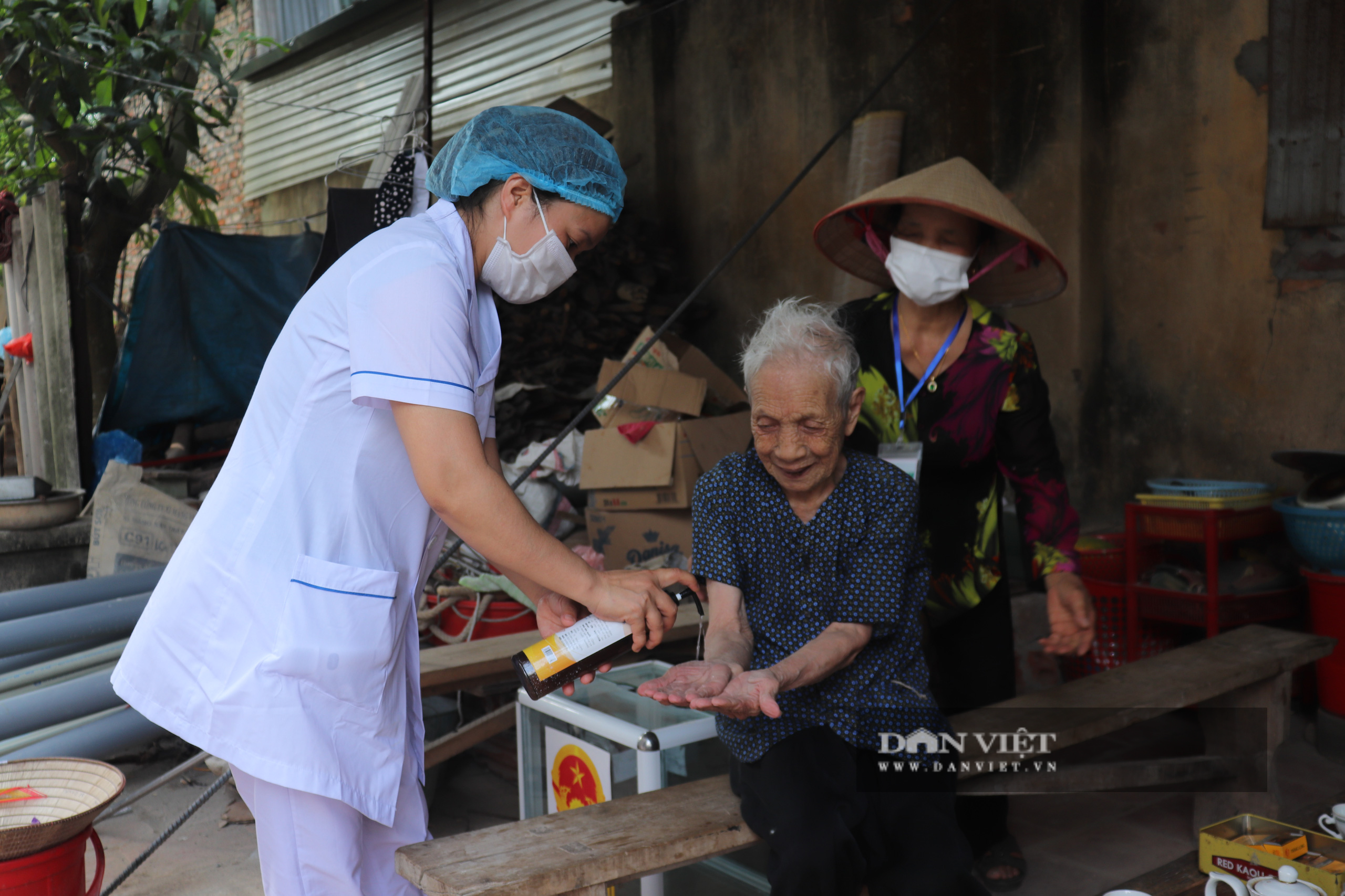 Vĩnh Phúc: Cư tri 103 tuổi là mẹ Liệt sỹ và 15 lần vinh dự tham gia bỏ phiếu bầu cử   - Ảnh 3.