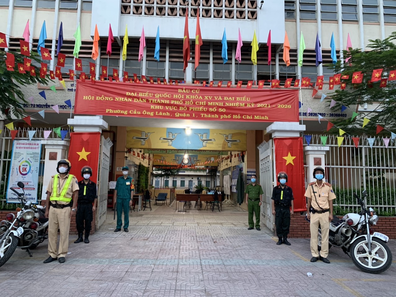 Từ 5g sáng, lực lượng CSGT TP.HCM đã ra quân để đảm bảo an ninh trong ngày bầu cử Quốc hội - Ảnh 6.