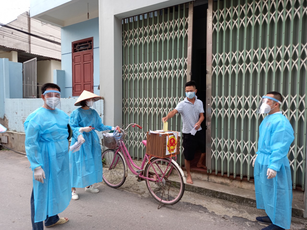 Bầu cử tại tâm dịch Bắc Giang: Hòm phiếu được chở bằng xe đạp đến từng nhà cử tri  - Ảnh 1.