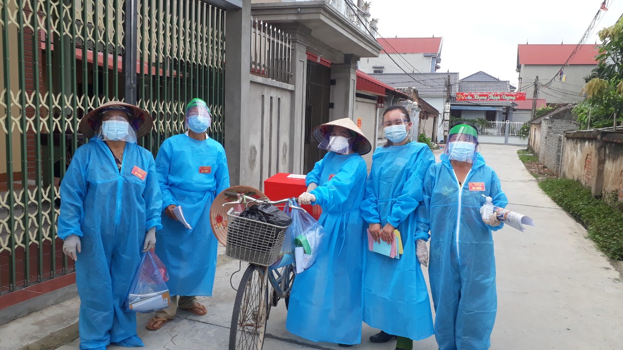 Bầu cử tại tâm dịch Bắc Giang: Hòm phiếu được chở bằng xe đạp đến từng nhà cử tri  - Ảnh 3.