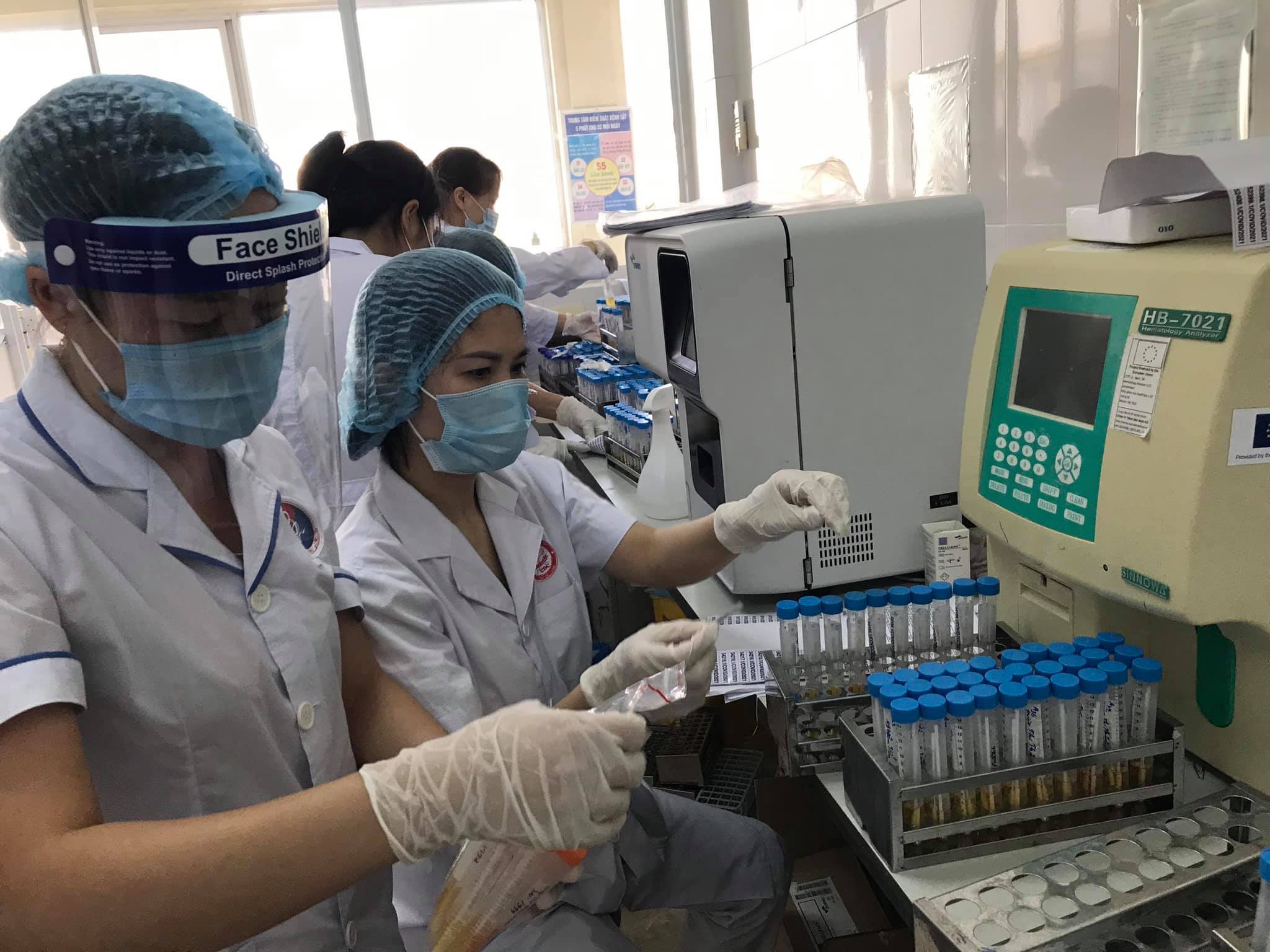 Mỗi ngày, Bắc Giang đang &quot;chạy&quot; 35.000 mẫu xét nghiệm Covid-19  - Ảnh 4.