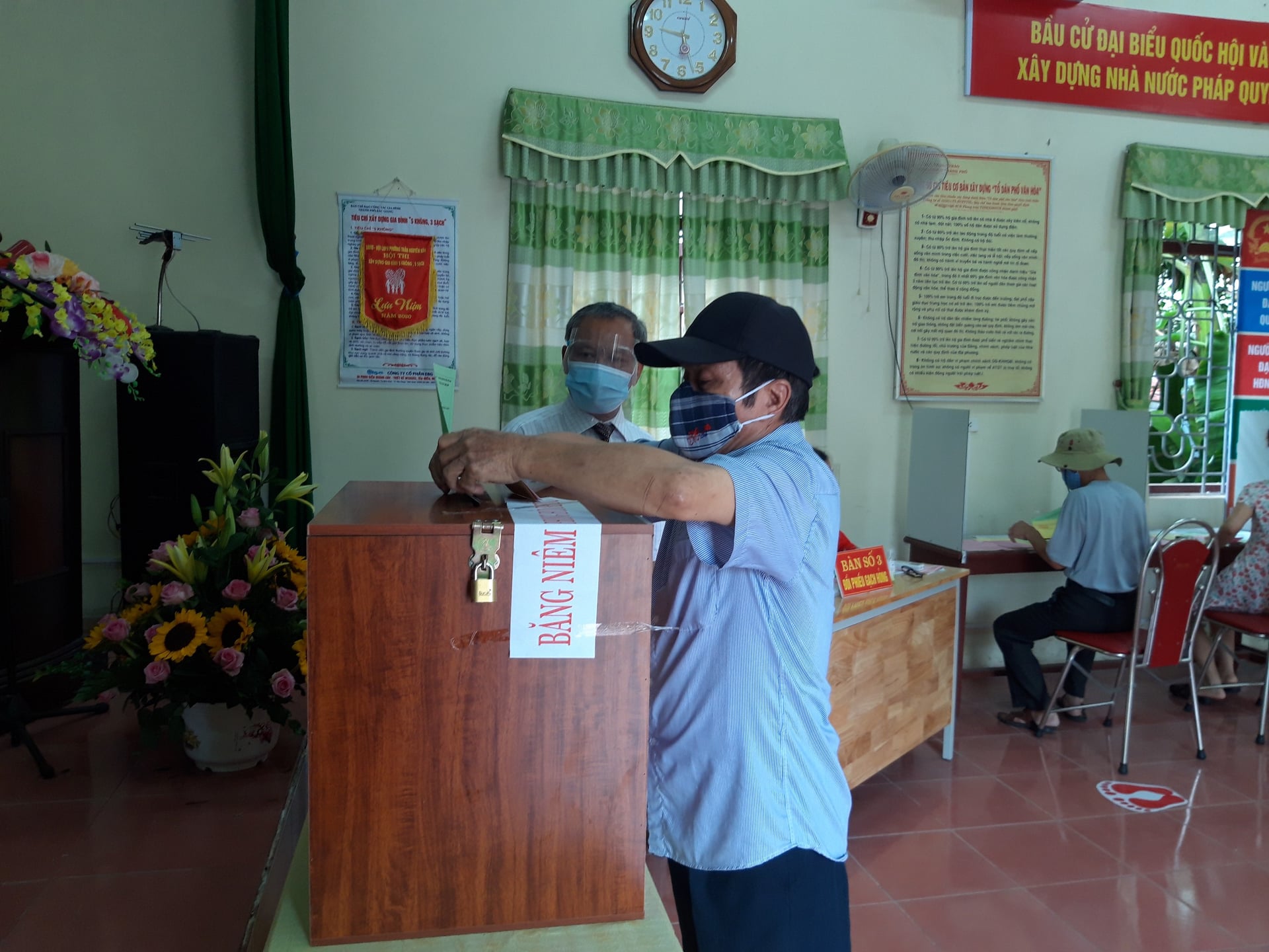 Bầu cử tại tâm dịch Bắc Giang: Hòm phiếu được chở bằng xe đạp đến từng nhà cử tri  - Ảnh 7.