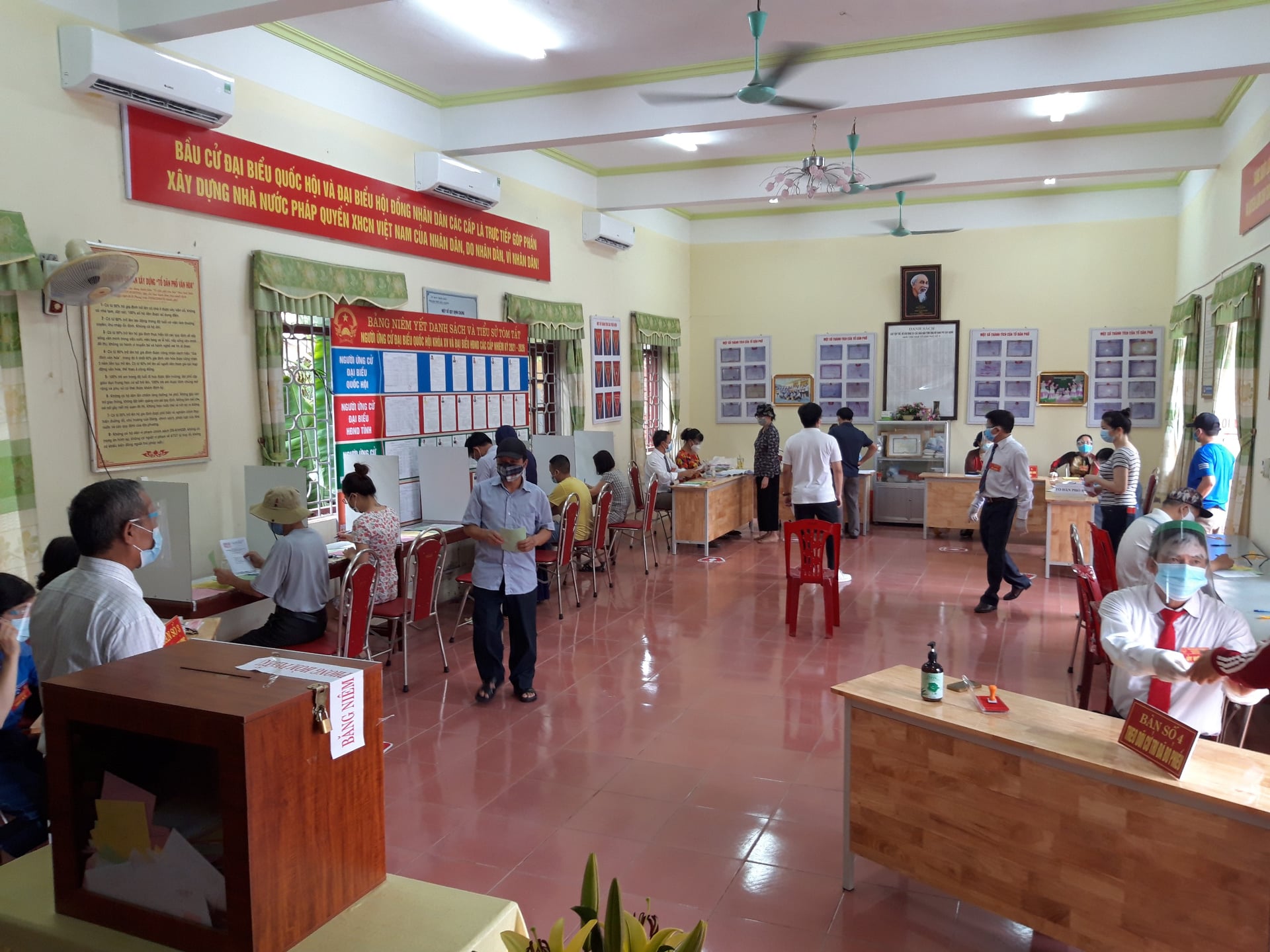 Bầu cử tại tâm dịch Bắc Giang: Hòm phiếu được chở bằng xe đạp đến từng nhà cử tri  - Ảnh 6.