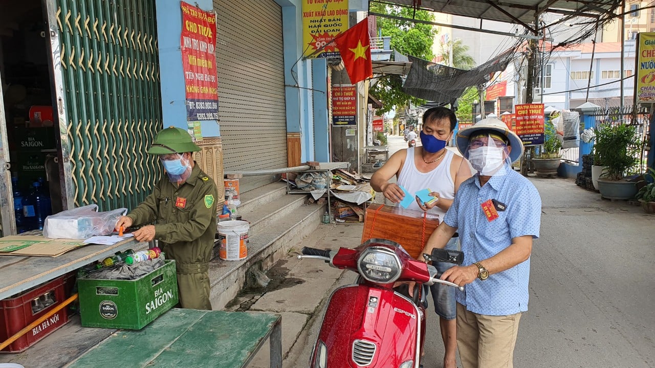 Bầu cử tại tâm dịch Bắc Giang: Hòm phiếu được chở bằng xe đạp đến từng nhà cử tri  - Ảnh 4.