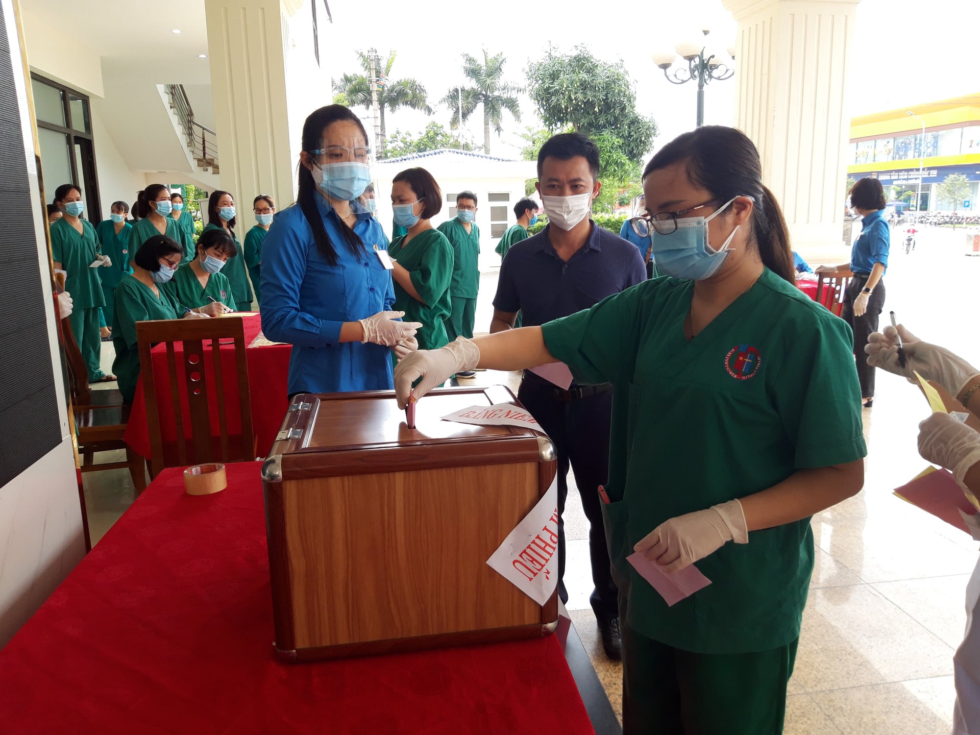 Bầu cử tại tâm dịch Bắc Giang: Hòm phiếu được chở bằng xe đạp đến từng nhà cử tri  - Ảnh 8.