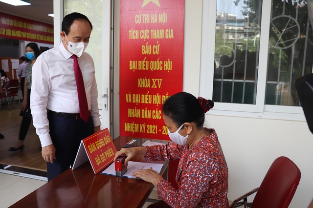 Ảnh: Bí thư, Chủ tịch Hà Nội thực hiện &quot;quyền và nghĩa vụ&quot; của cử tri - Ảnh 7.