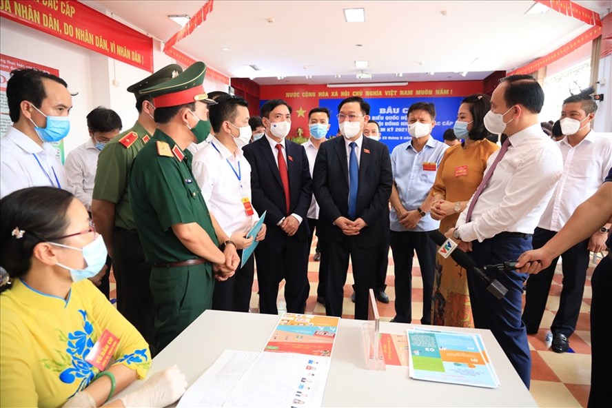 Chủ tịch Quốc hội Vương Đình Huệ hỏi thăm tình hình tổ chức bầu cử tại khu bỏ phiếu số 8 huyện Đông Anh, TP. Hà Nội.