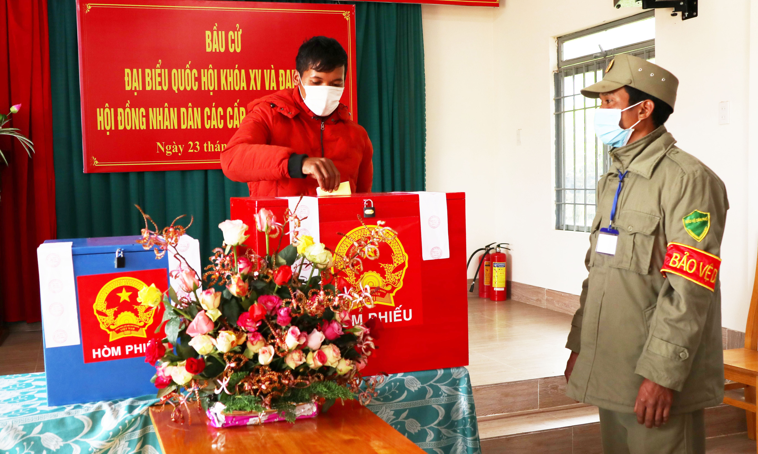 Lạc Dương: Cử tri mất tay vẫn hồ hởi đi bỏ phiếu chọn &quot;người tài&quot; - Ảnh 5.