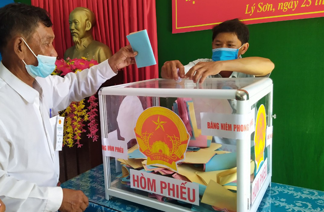 Quảng Ngãi: 2/9 điểm ở đảo Lý Sơn hoàn tất bỏ phiếu bầu đại biểu Quốc hội, HĐND  - Ảnh 2.