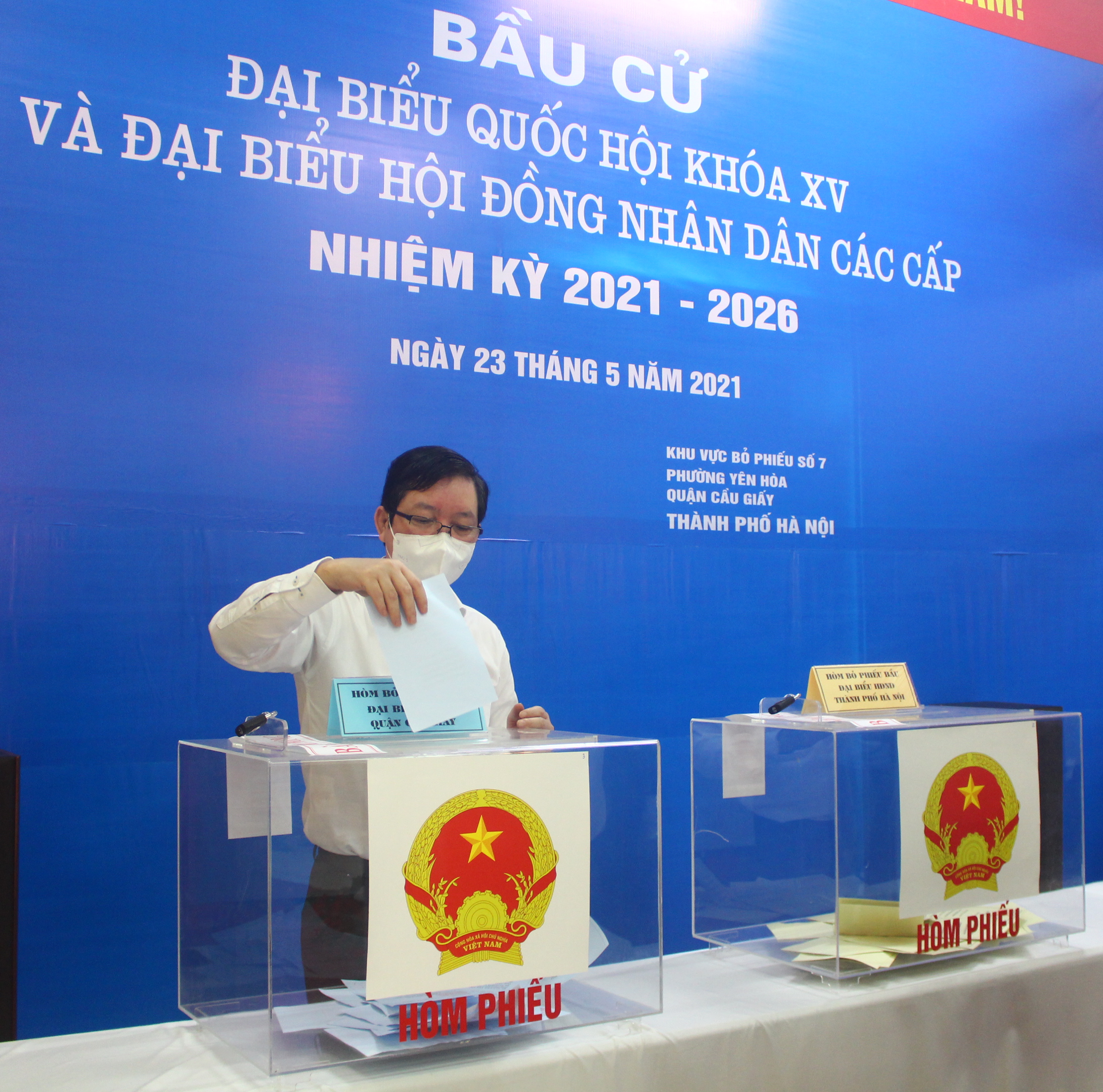 Ông Lương Quốc Đoàn bỏ phiếu bầu cử tại phường Yên Hoà, quận Cầu Giấy, TP.Hà Nội - Ảnh 1.