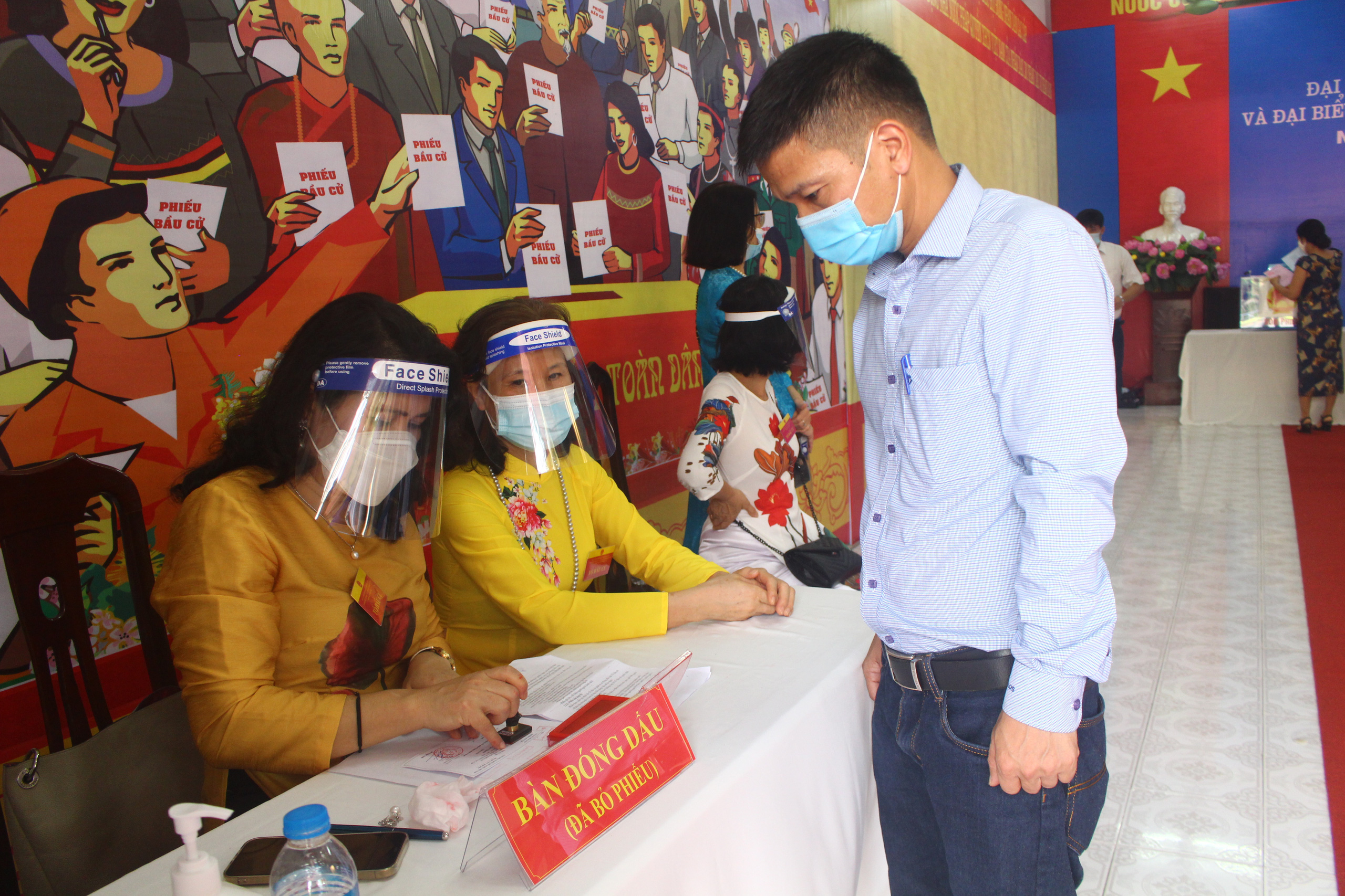 Ông Lương Quốc Đoàn bỏ phiếu bầu cử tại phường Yên Hoà, quận Cầu Giấy, TP.Hà Nội - Ảnh 7.