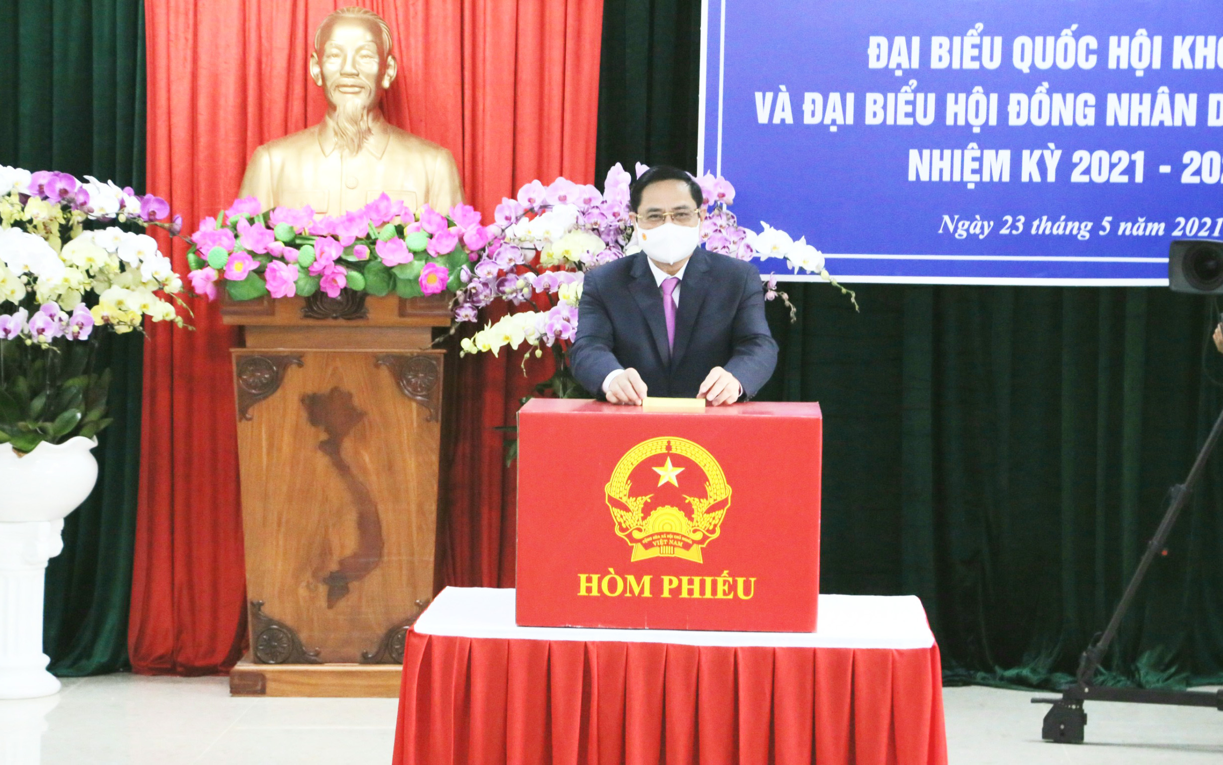 Thủ tướng Phạm Minh Chính hoàn thành việc bỏ phiếu bầu cử tại TP. Cần Thơ
