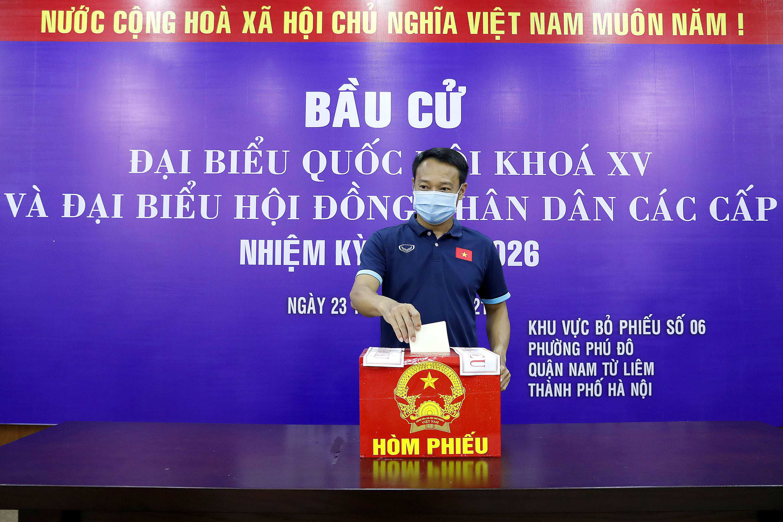 ĐT Việt Nam bỏ phiếu bầu tại trụ sở VFF - Ảnh 8.