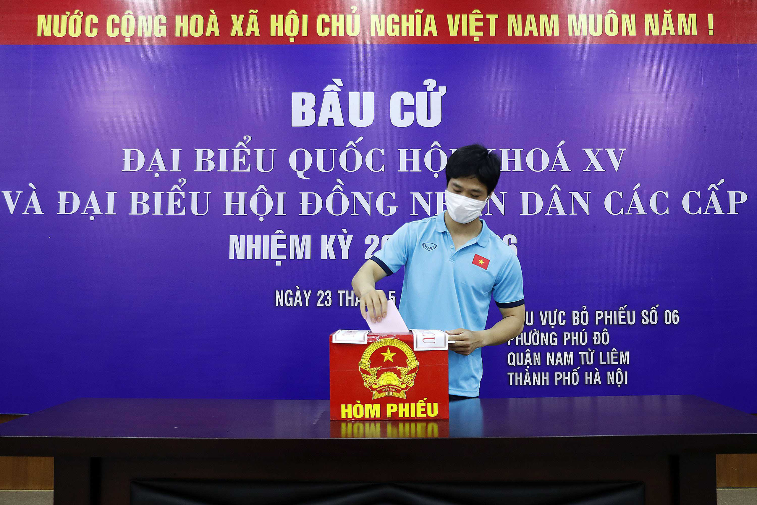 ĐT Việt Nam bỏ phiếu bầu tại trụ sở VFF - Ảnh 12.