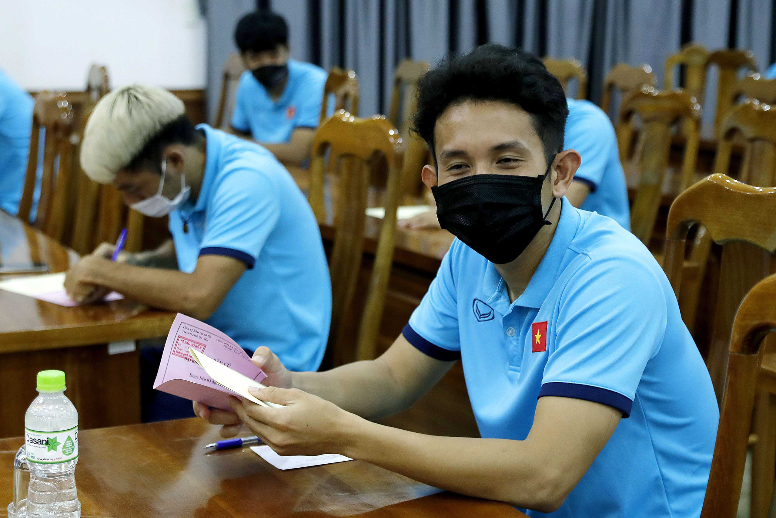 ĐT Việt Nam bỏ phiếu bầu tại trụ sở VFF - Ảnh 6.