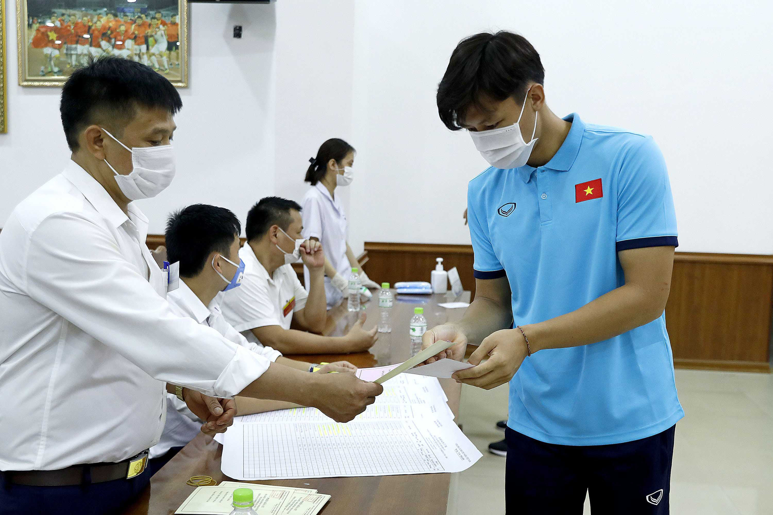 ĐT Việt Nam bỏ phiếu bầu tại trụ sở VFF - Ảnh 3.