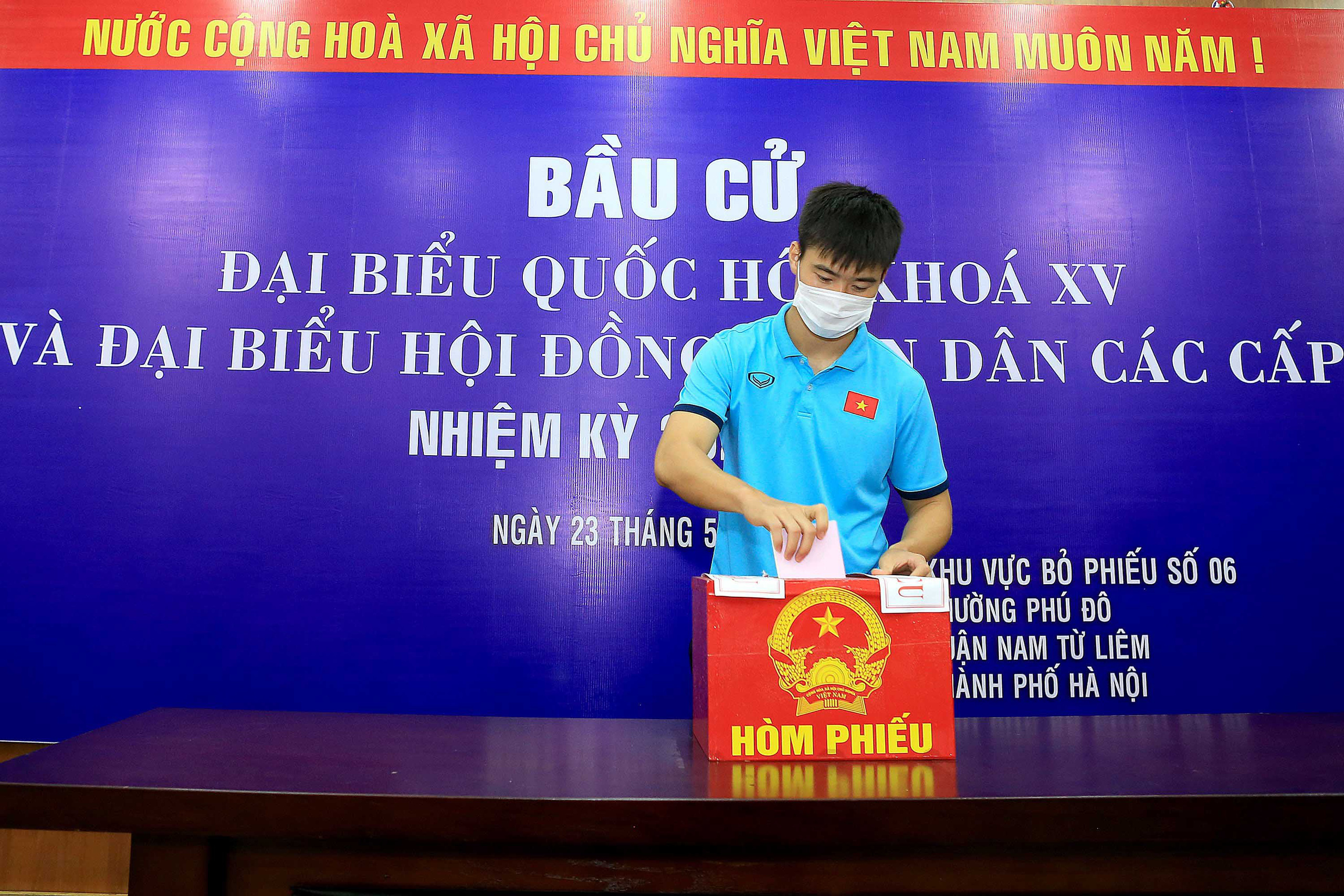 ĐT Việt Nam bỏ phiếu bầu tại trụ sở VFF - Ảnh 10.