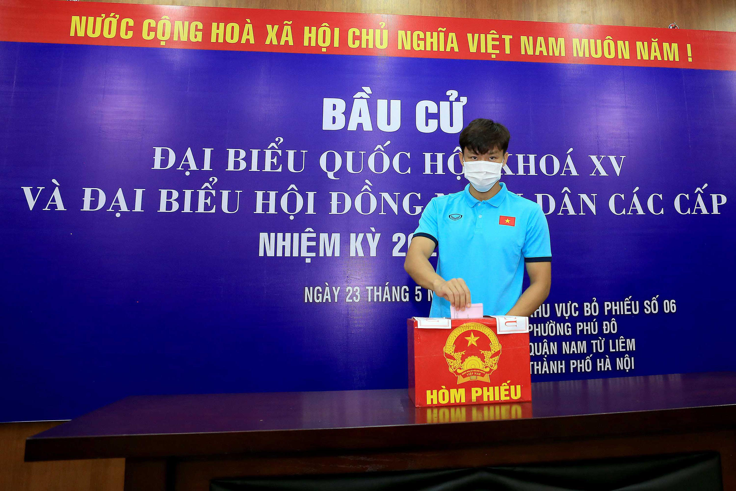 ĐT Việt Nam bỏ phiếu bầu tại trụ sở VFF - Ảnh 9.