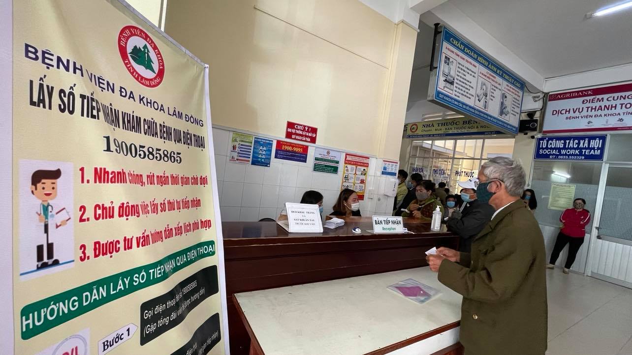 Bệnh viện Đa khoa Lâm Đồng hỗ trợ người dân lấy số khám bệnh qua điện thoại - Ảnh 1.