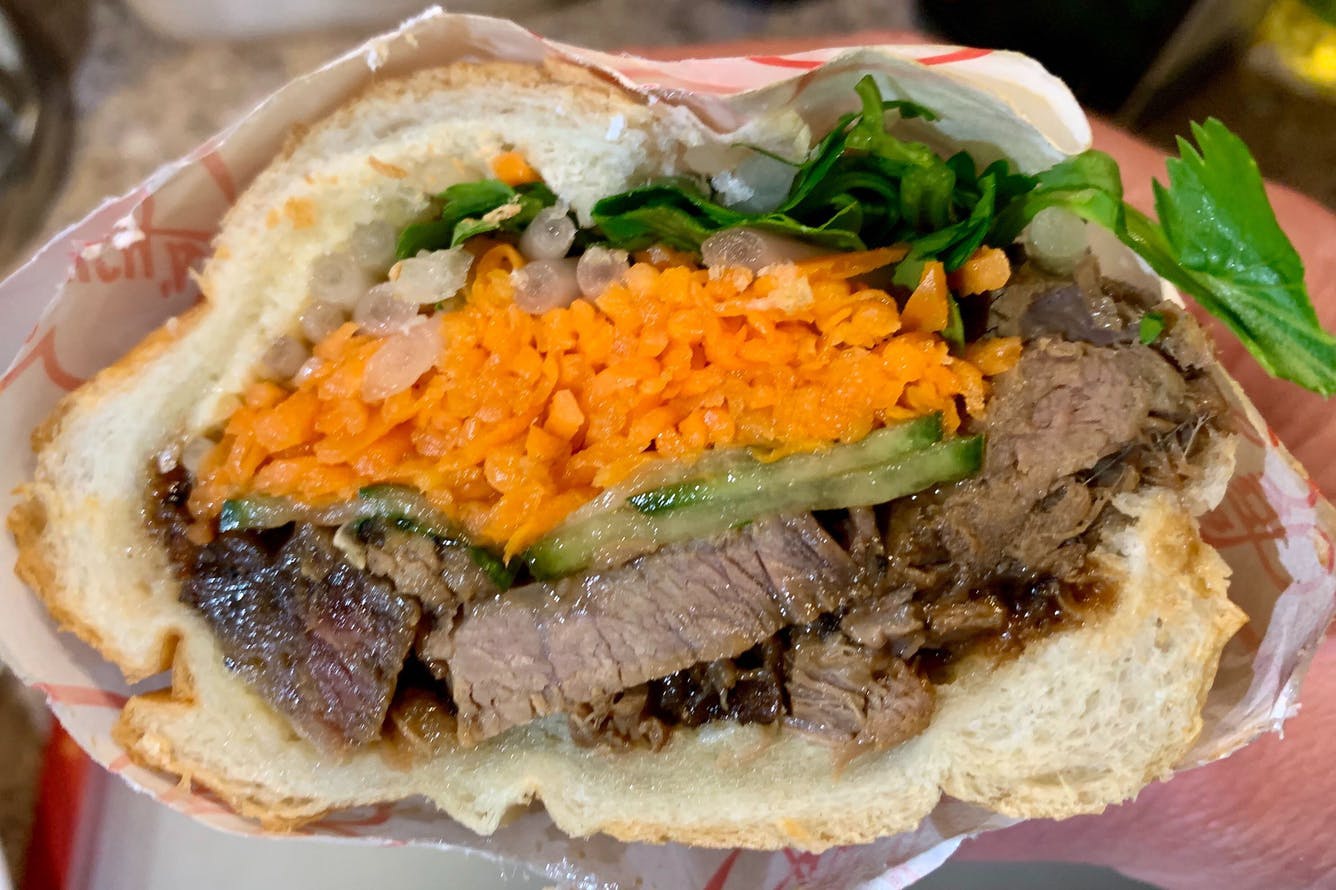 &quot;Chảy nước miếng&quot; với bánh mì Việt siêu ngon ở New York - Ảnh 2.