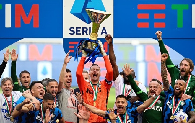 CHÙM ẢNH: Inter Milan ăn mừng chức vô địch Serie A sau hơn 1 thập kỷ - Ảnh 3.