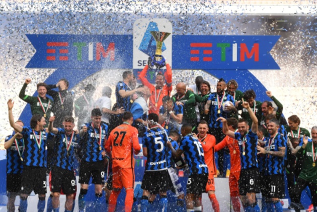 CHÙM ẢNH: Inter Milan ăn mừng chức vô địch Serie A sau hơn 1 thập kỷ - Ảnh 3.