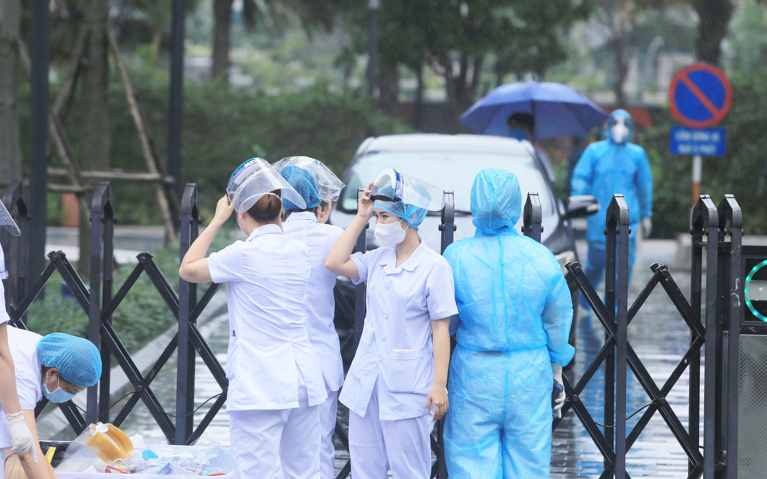 Hà Nội: Nhân viên y tế đội mưa truy vết chung cư Goldmark City có ca dương tính SARS-CoV-2