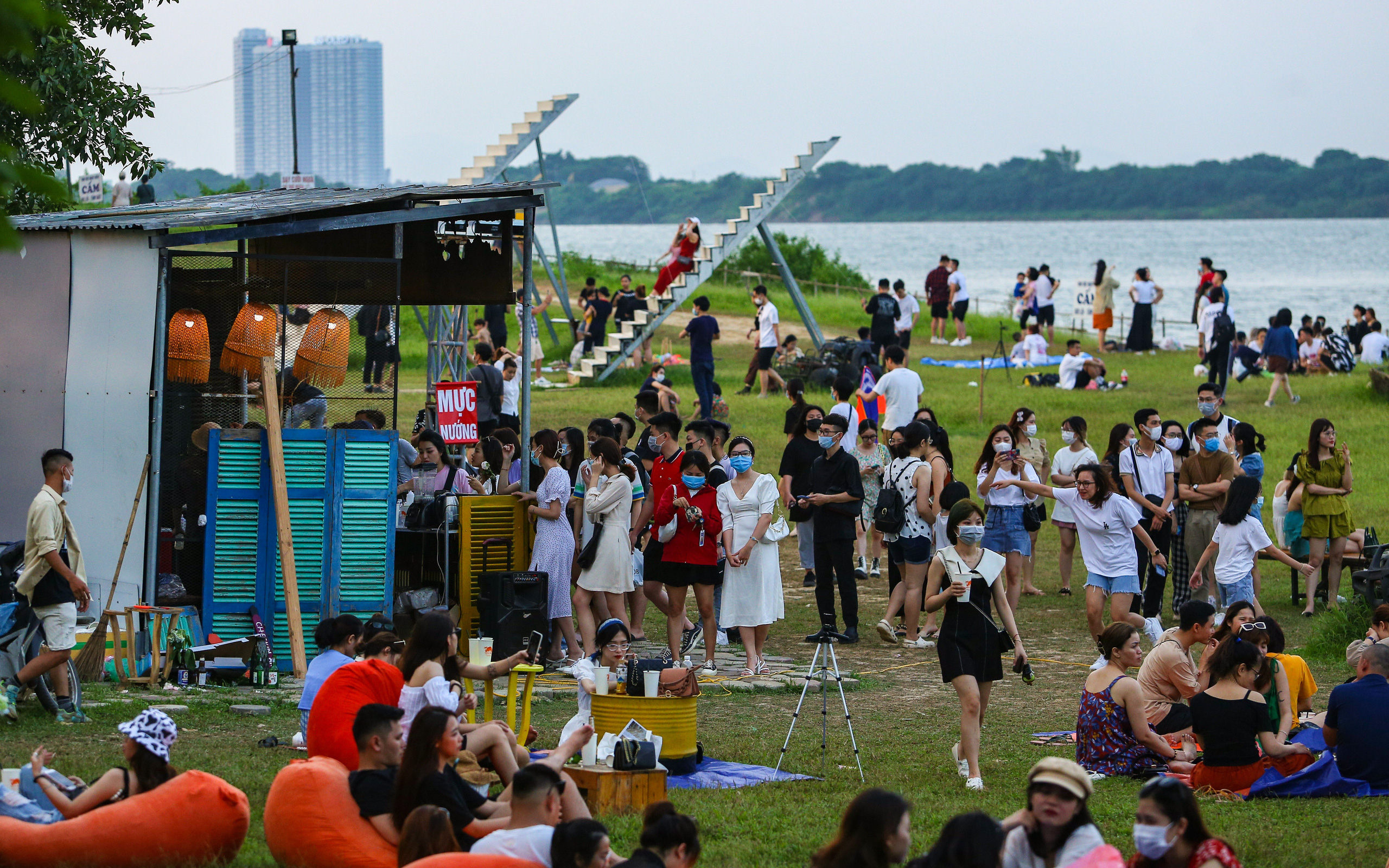 Hà Nội: Xử phạt quán để khách tụ tập đông nghịt ở bãi đá sông Hồng