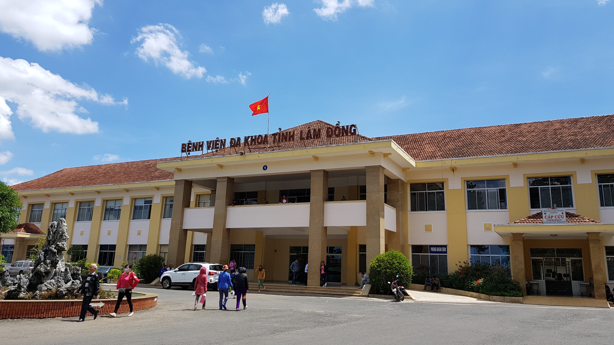 Bệnh viện Đa khoa Lâm Đồng hỗ trợ người dân lấy số khám bệnh qua điện thoại - Ảnh 2.